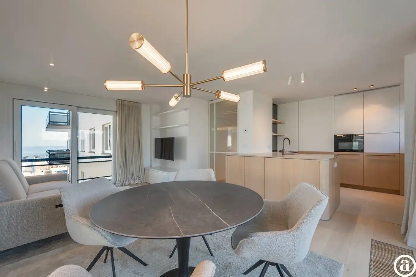 Luxueus gerenoveerd hoekappartement met zeezicht vlakbij de wandeldijk in het Zoute. foto 3