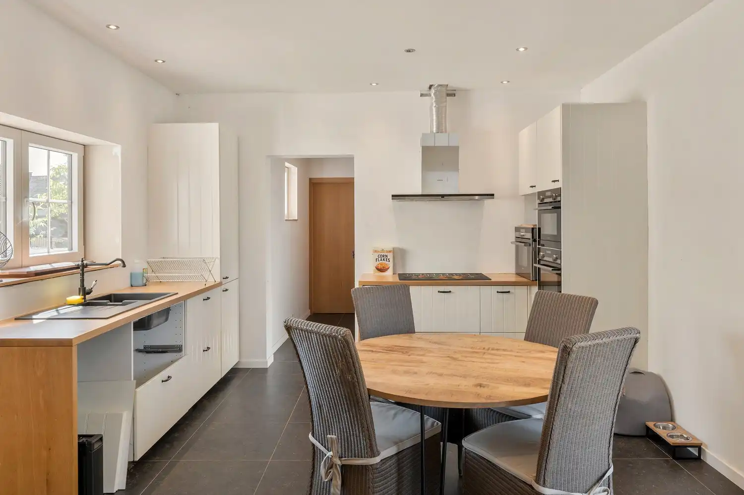Grotendeels gerenoveerde gezinswoning op een ruim perceel van 1.084 m². foto 11