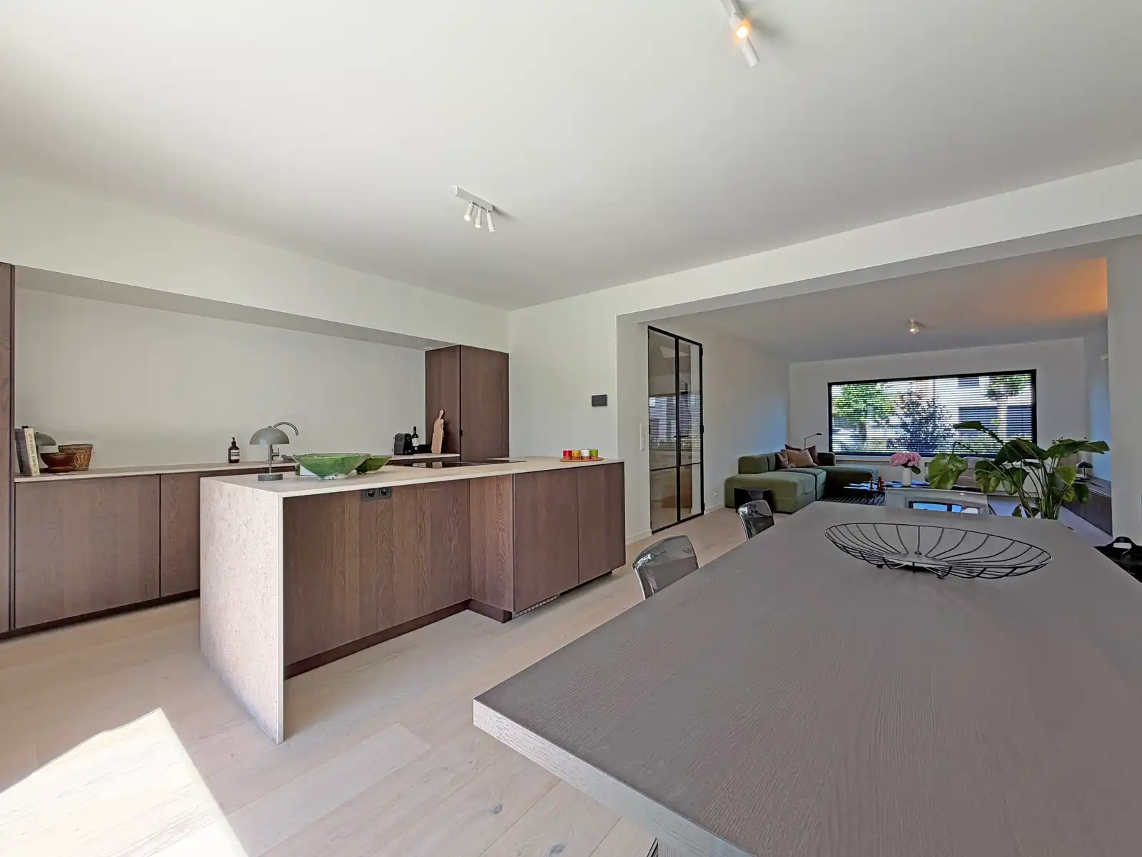 Stijlvol gerenoveerde woning met 4 slaapkamers foto 3