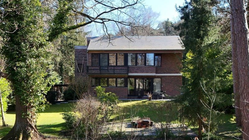 Hoofdfoto van de publicatie: Zeer rustig gelegen villa van 245m² in moderne stijl op 14 are palende aan golfdomein