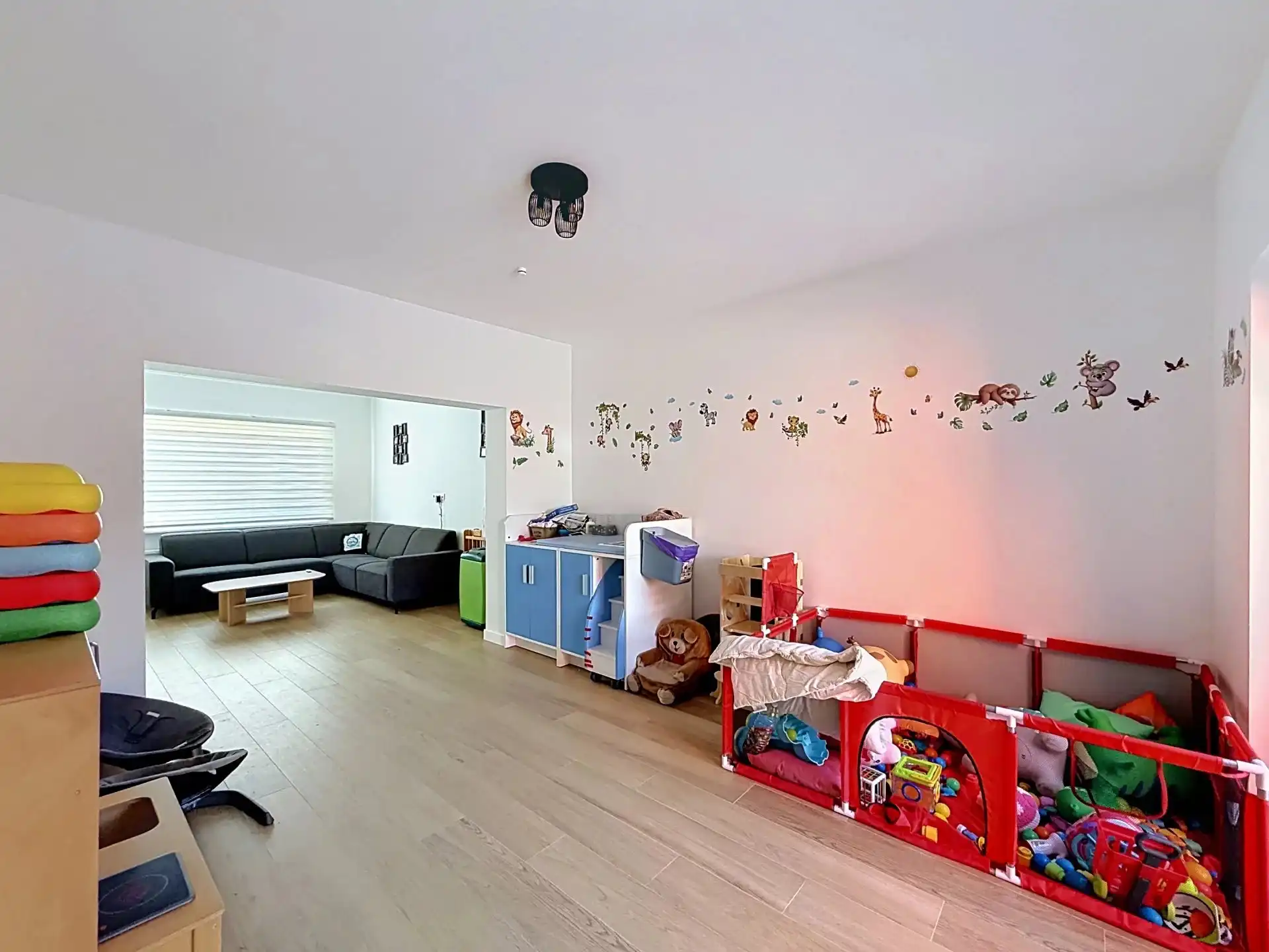 Volledig gerenoveerde woning met 4 slaapkamers op een groot perceel. foto 6