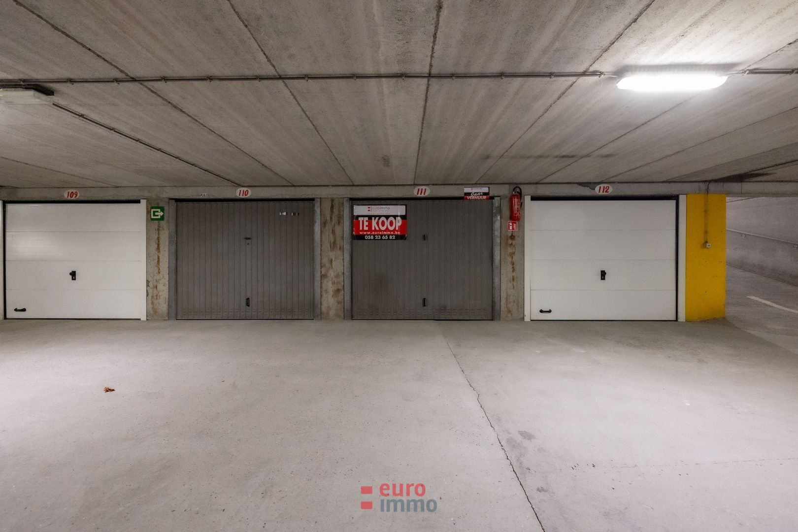 Gesloten garagebox op uiterst centrale ligging te koop! foto {{pictureIndex}}