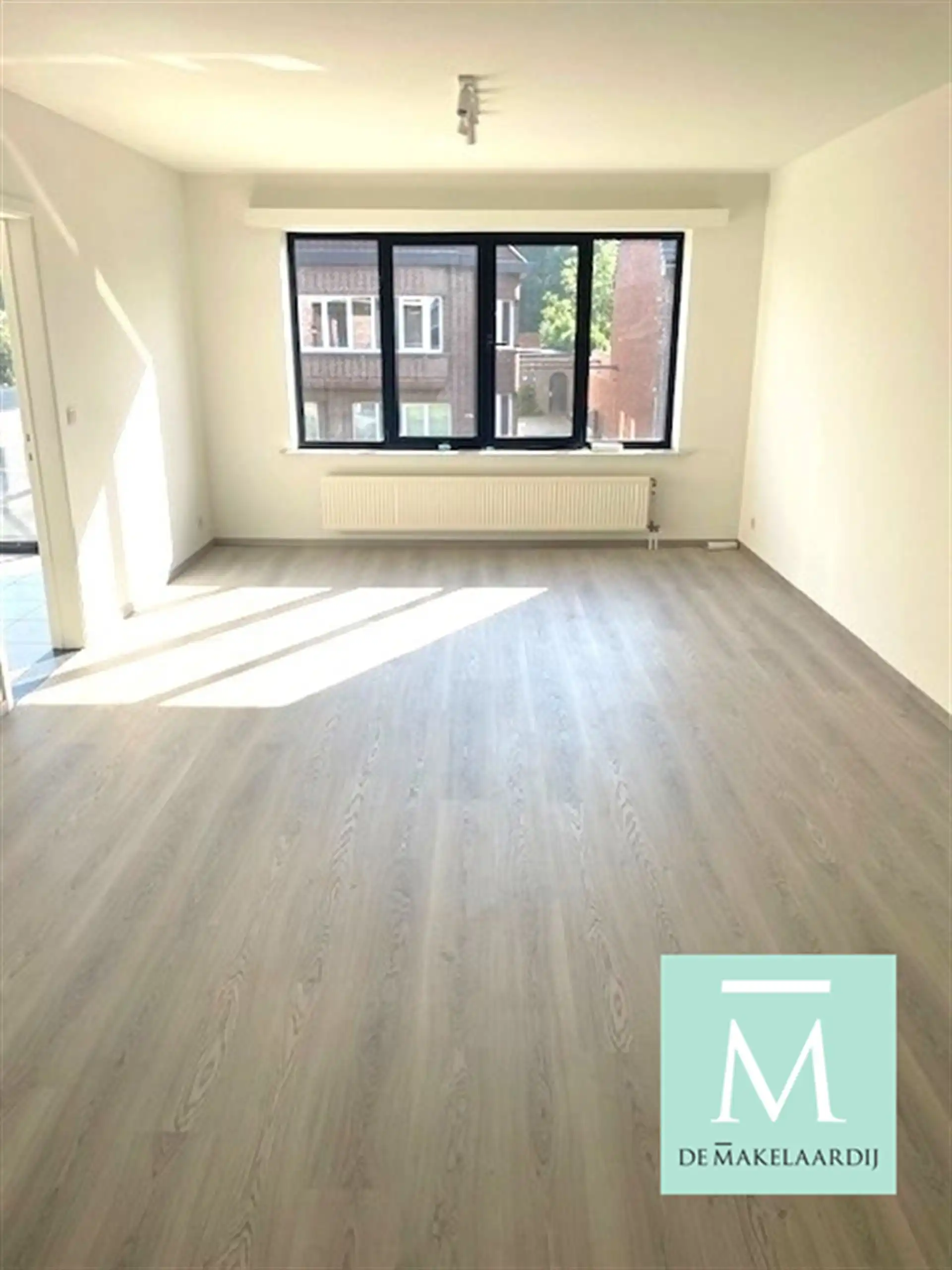 Goed gelegen, gerenoveerd appartement met 2 slaapkamers, terras en garage! foto 3