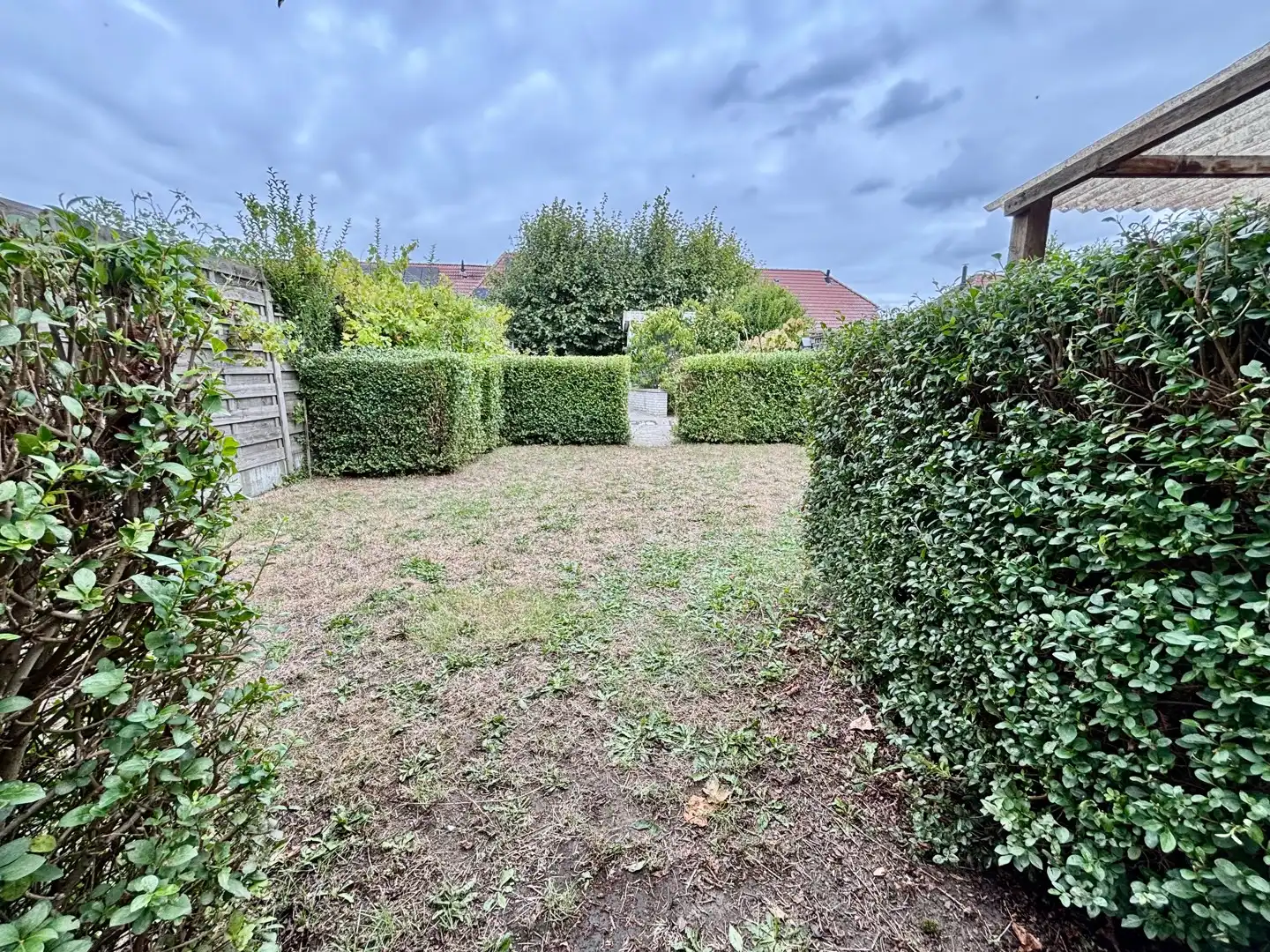 Instapklare halfopen bebouwing met veel ruimte, garage en zonnige tuin foto 12