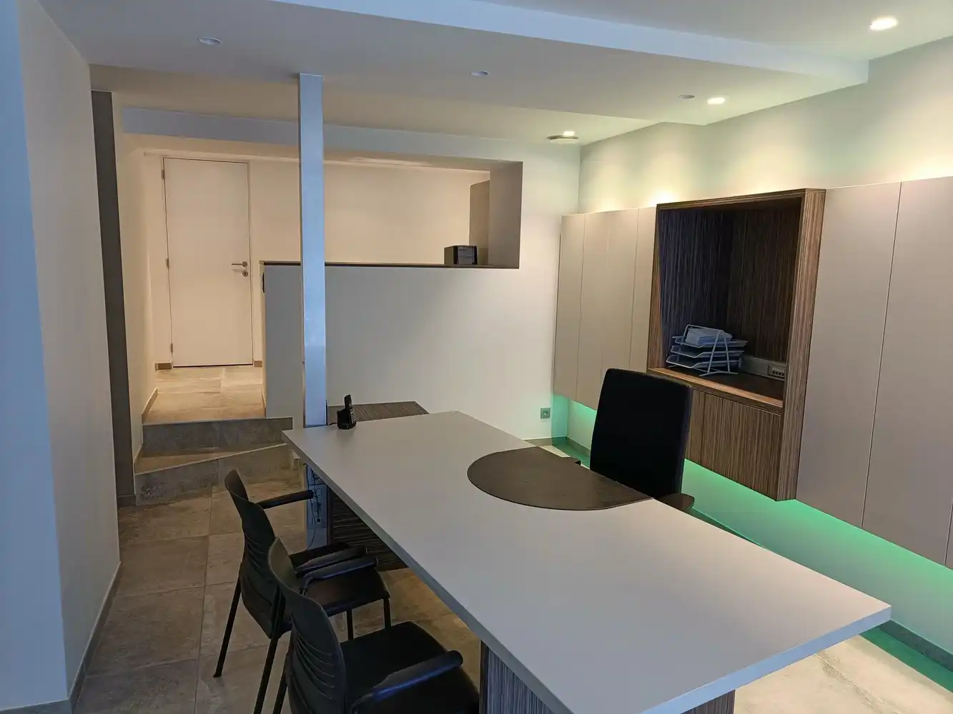 Genk, Winterslagstraat 89/1: Instapklare, bemeubelde bureelruimte incl. parking vlakbij het centrum. foto 7