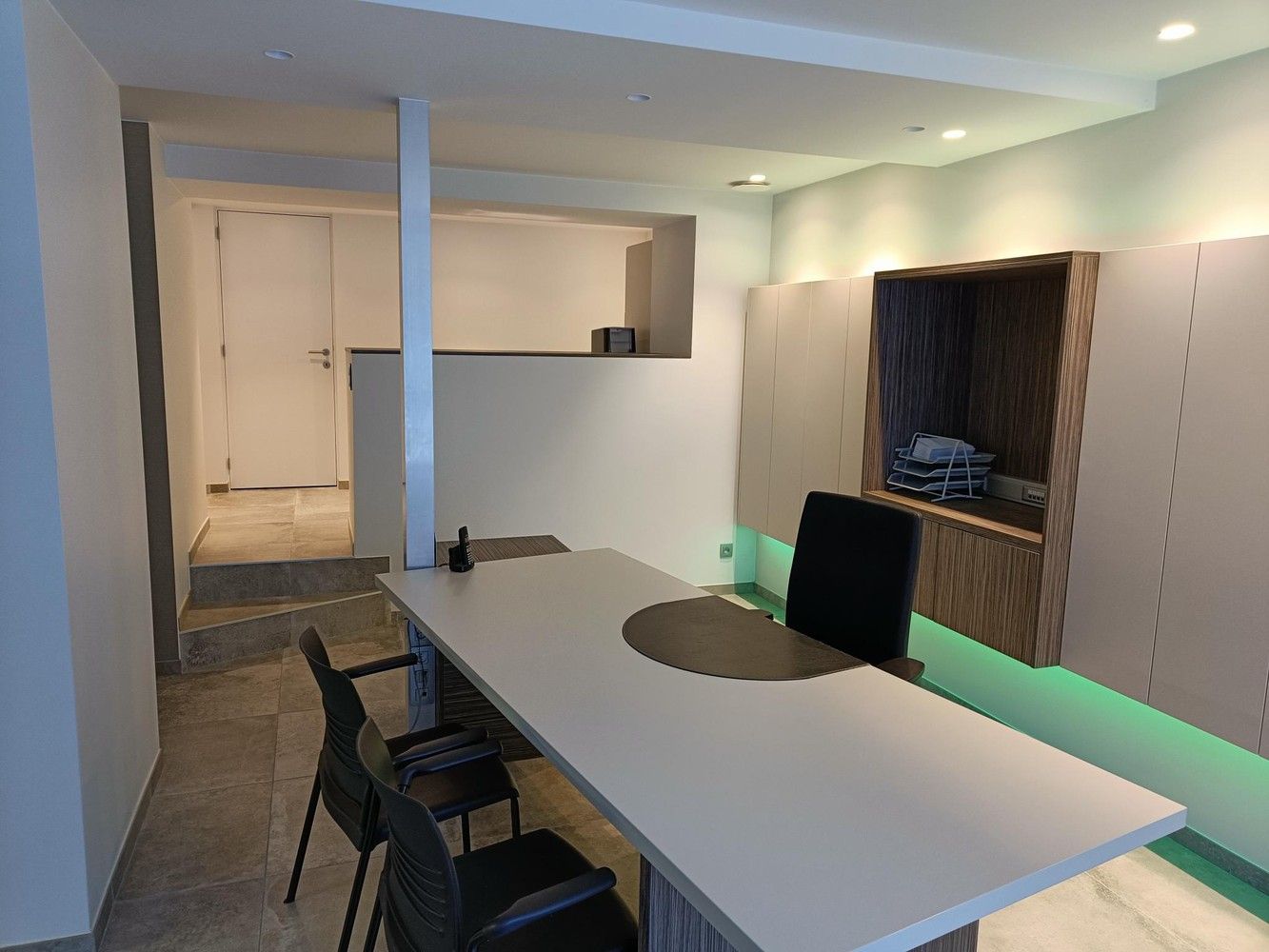 Genk, Winterslagstraat 89/1: Instapklare, bemeubelde bureelruimte incl. parking vlakbij het centrum. foto 7