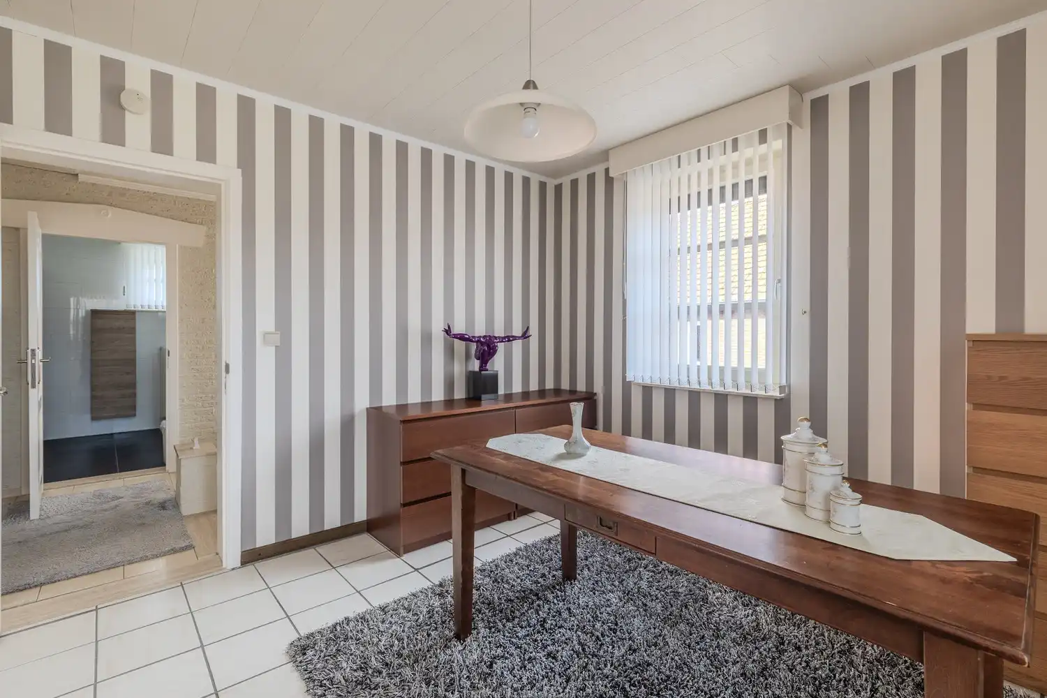 Instapklare woning met drie slaapkamers, ruime tuin en twee garageboxen in hartje Rekem! foto 36