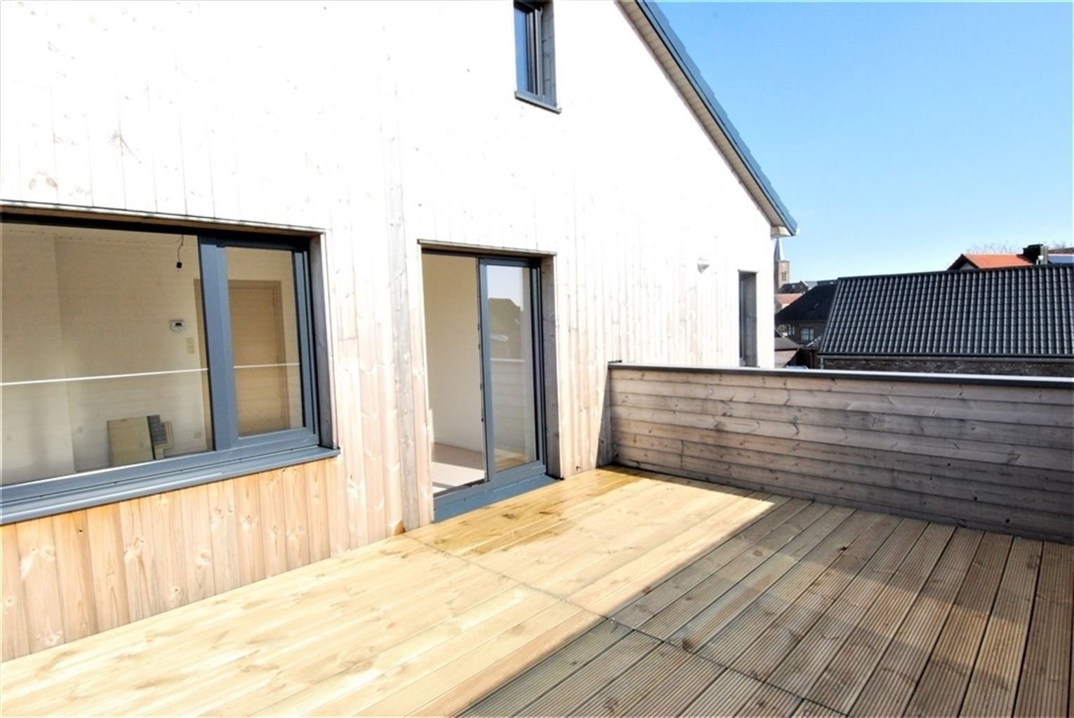 Gezellig appartement met 2 slaapkamers en ruim, zuid-gericht terras en garage, gelegen in het centrum van Kinrooi. foto 5