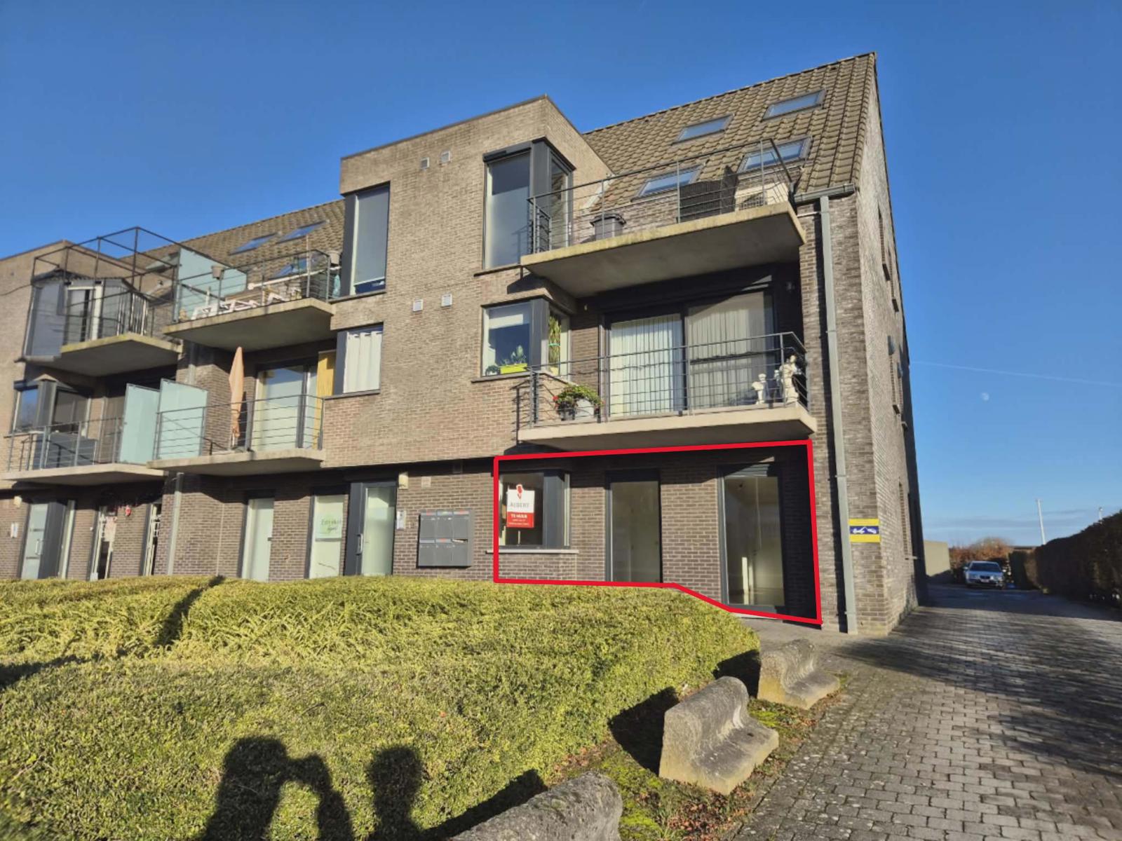 Gelijkvloers appartement met 2 slaapkamers en garage foto {{pictureIndex}}