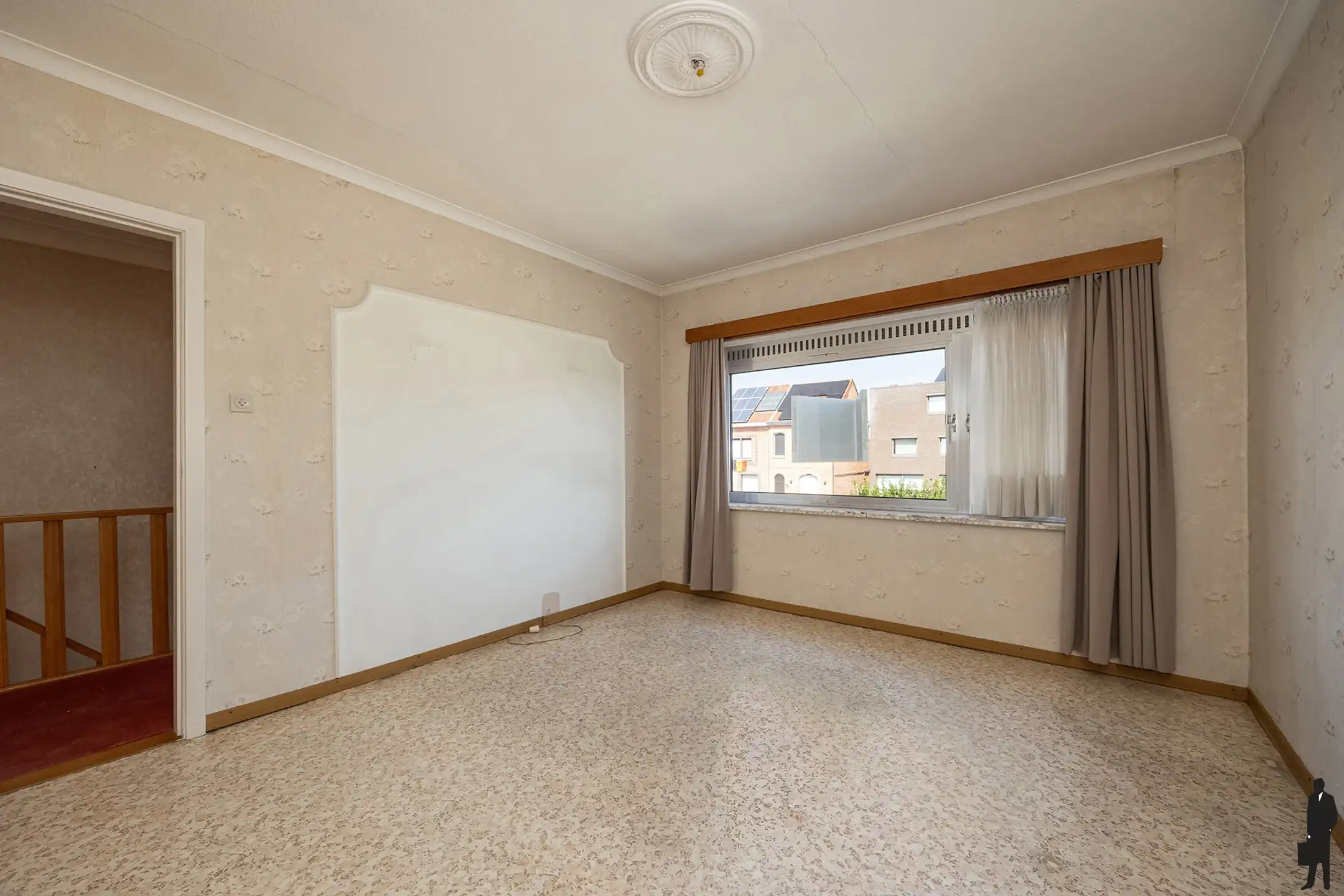 Gezinswoning met veranda, garage en tuin op topligging  foto 12