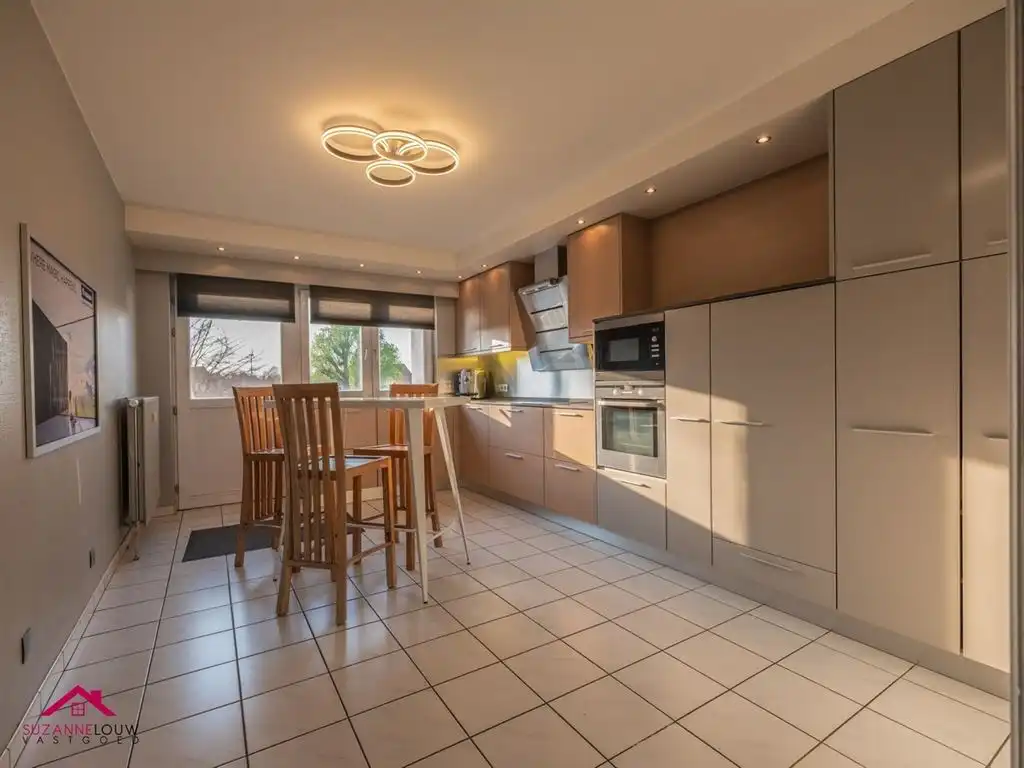 Zeer ruim appartement met 3 slaapkamers foto 8