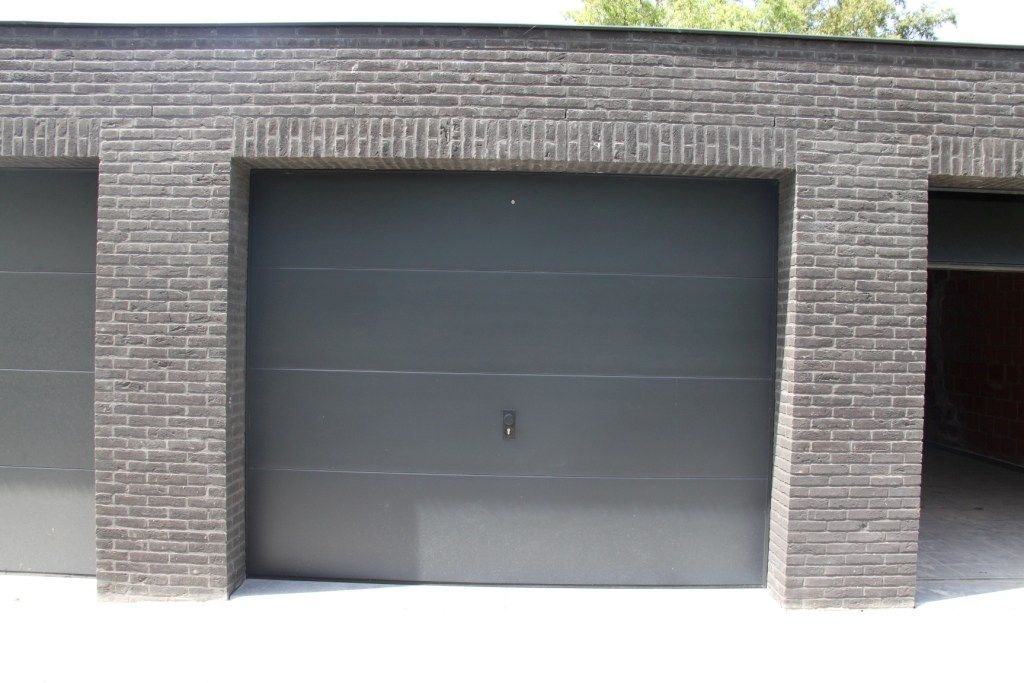 Garage gelegen in het centrum van Staden! foto {{pictureIndex}}