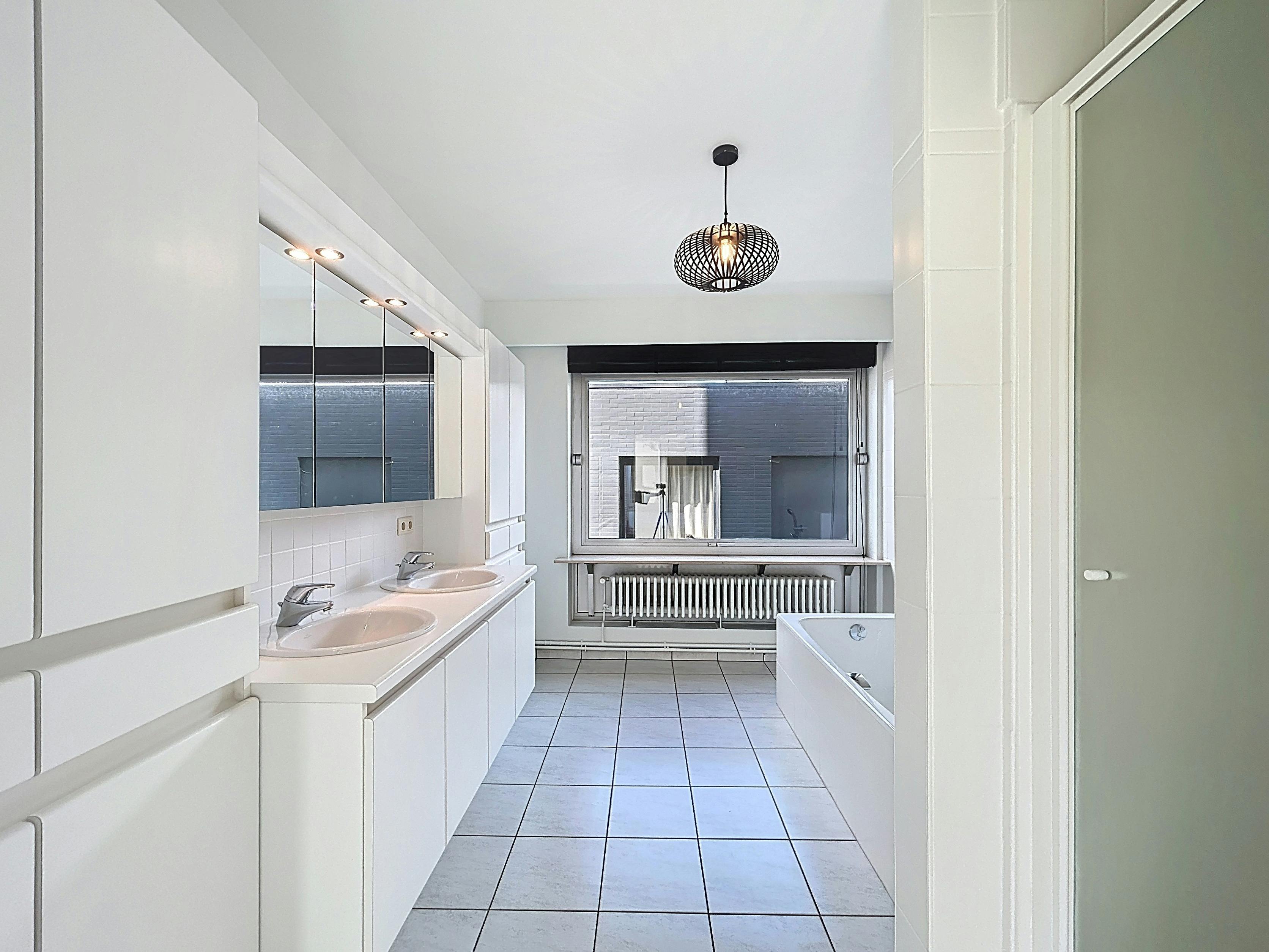 Ruim gerenoveerd appartement te huur aan de Leie te Kortrijk foto 8