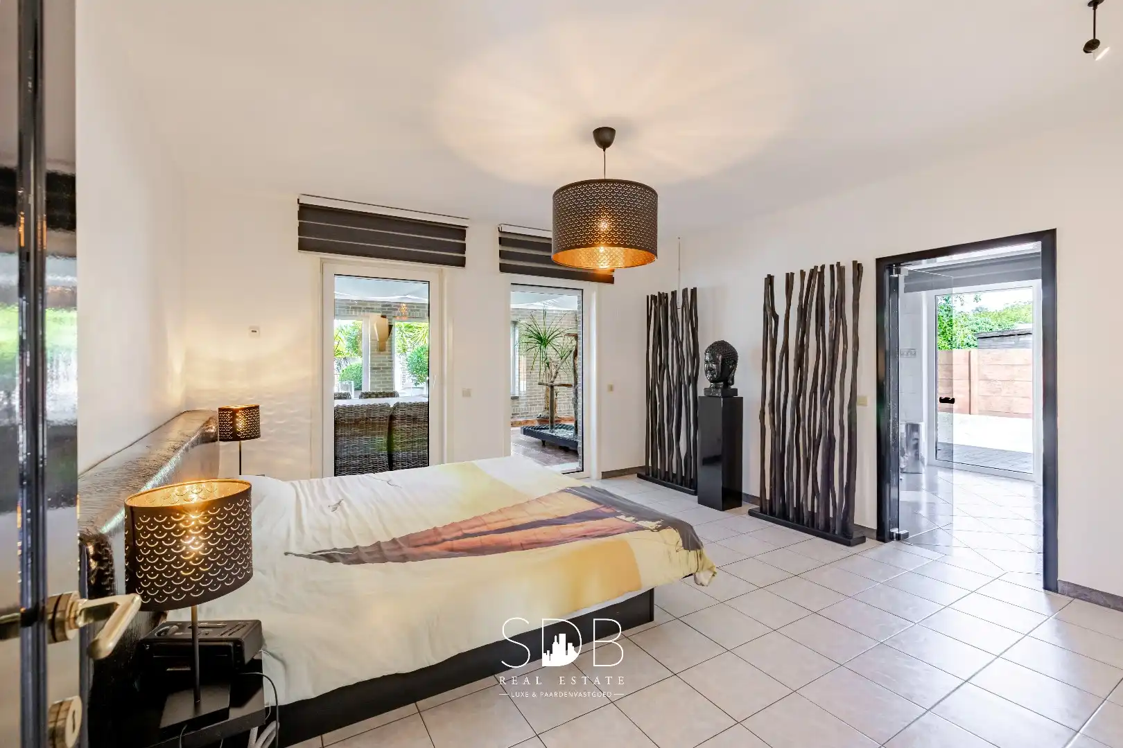 Hedendaagse villa met dubbele garage, zwembad en magazijn op 2.937m² foto 7