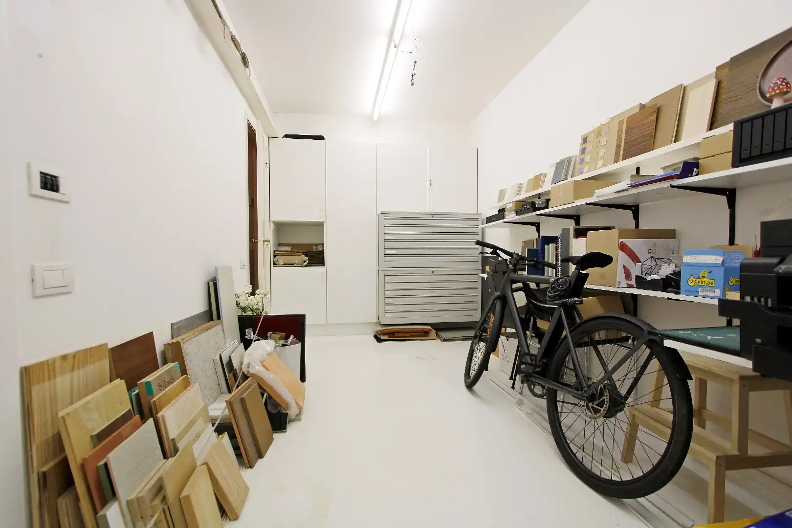Ingericht en gemeubeld handelspand in een zijstraat van de Dumortierlaan te huur  foto 10