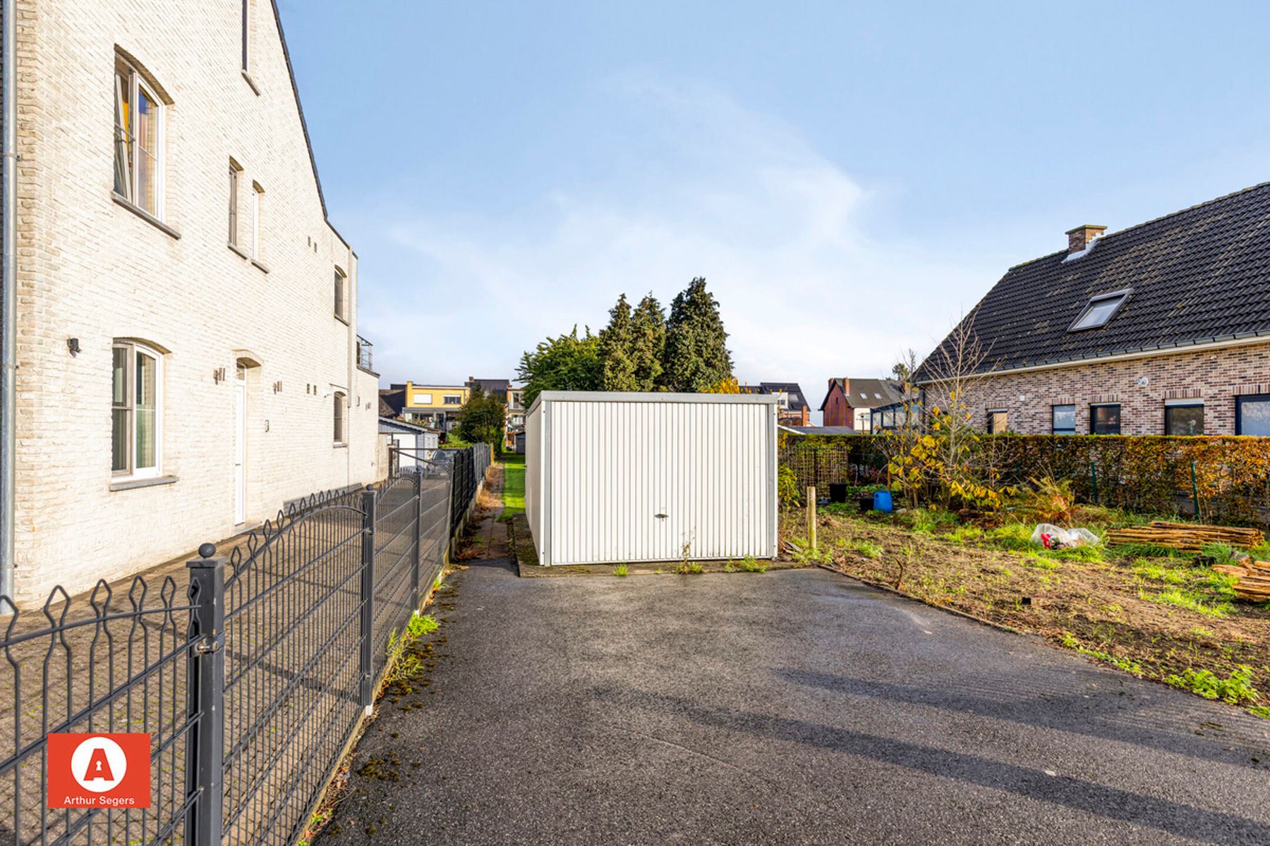 Ruime woning met zuidgerichte tuin en achteruitweg foto 4