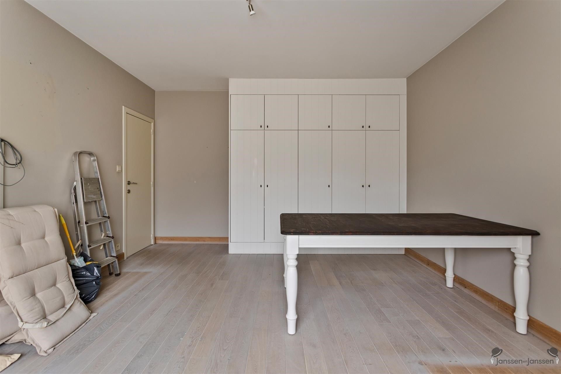 Uitzonderlijk ruim gelijkvloers appartement met 3slaapkamers foto 12