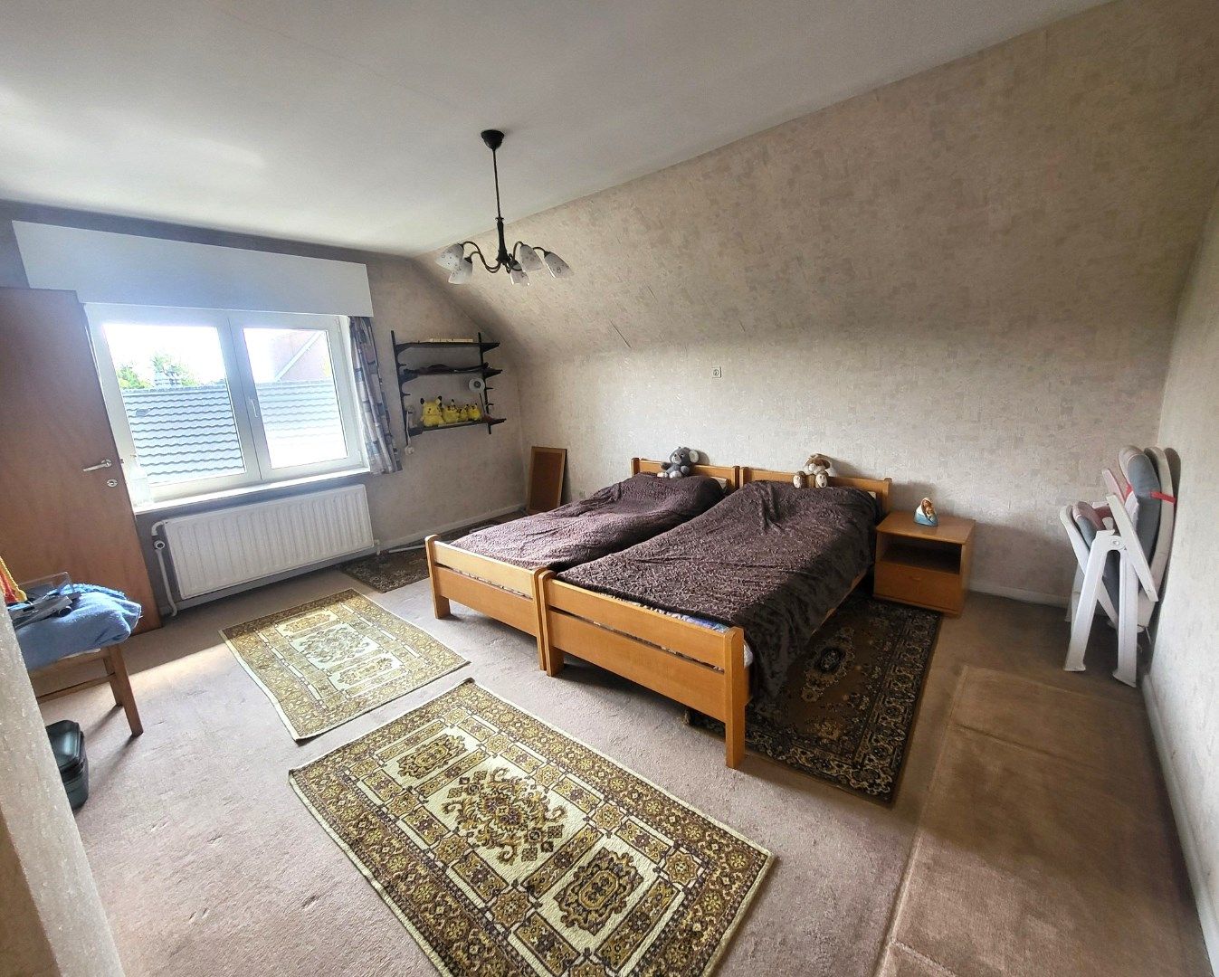 Statig gluurt deze villa naar haar omgeving... foto 16