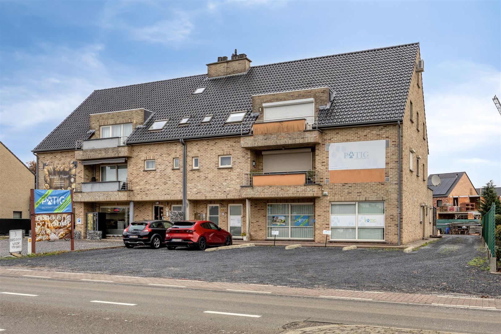 TE KOOP: Polyvalente handelsruimte te Houthalen-Oost!  foto {{pictureIndex}}