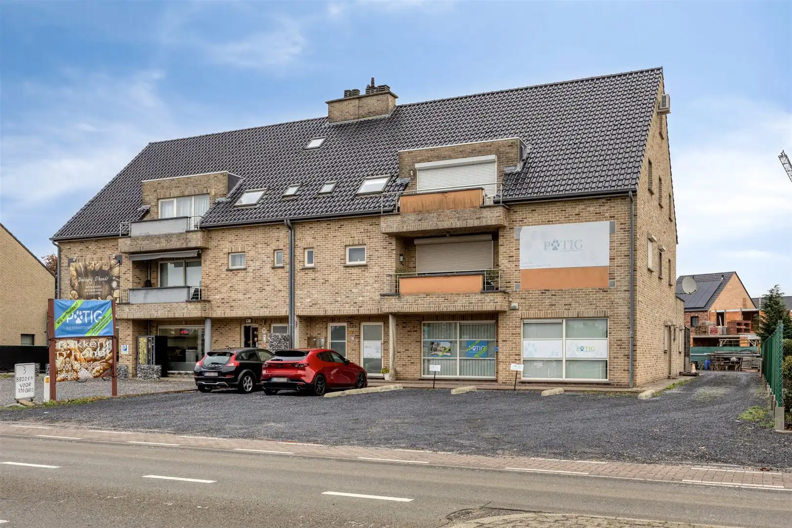 TE KOOP: Polyvalente handelsruimte te Houthalen-Oost!  foto {{pictureIndex}}