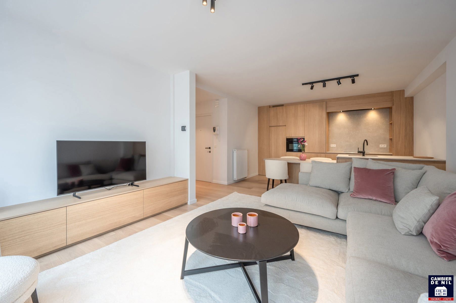 Prachtig gerenoveerd appartement met 2 slaapkamers foto {{pictureIndex}}