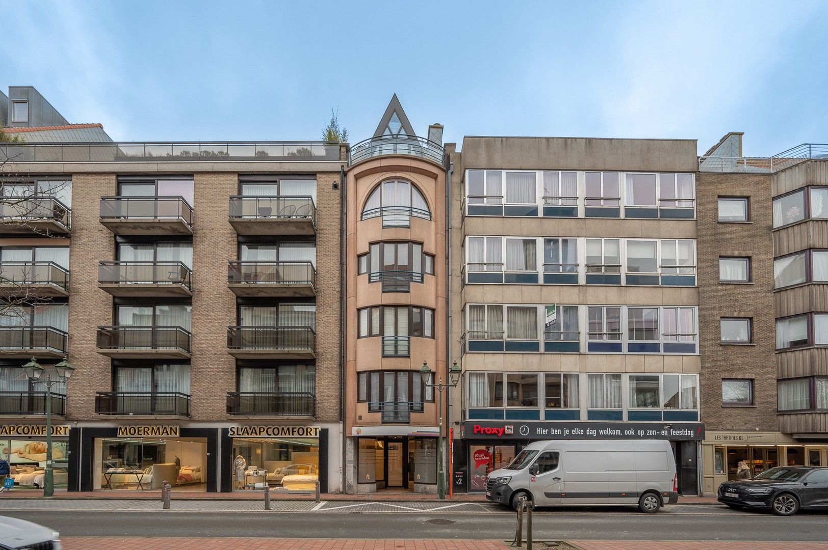 Gerenoveerd appartement centraal gelegen in de Lippenslaan, vlakbij de winkels en de zee. foto 16