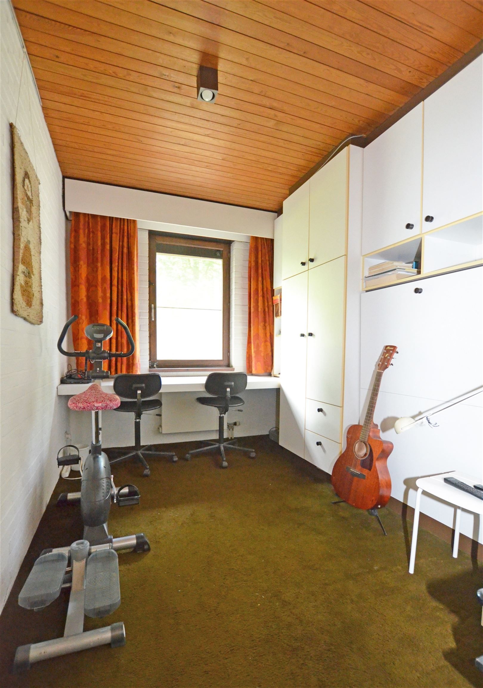 Gelijkvloerse gezinswoning in residentiële wijk foto 16