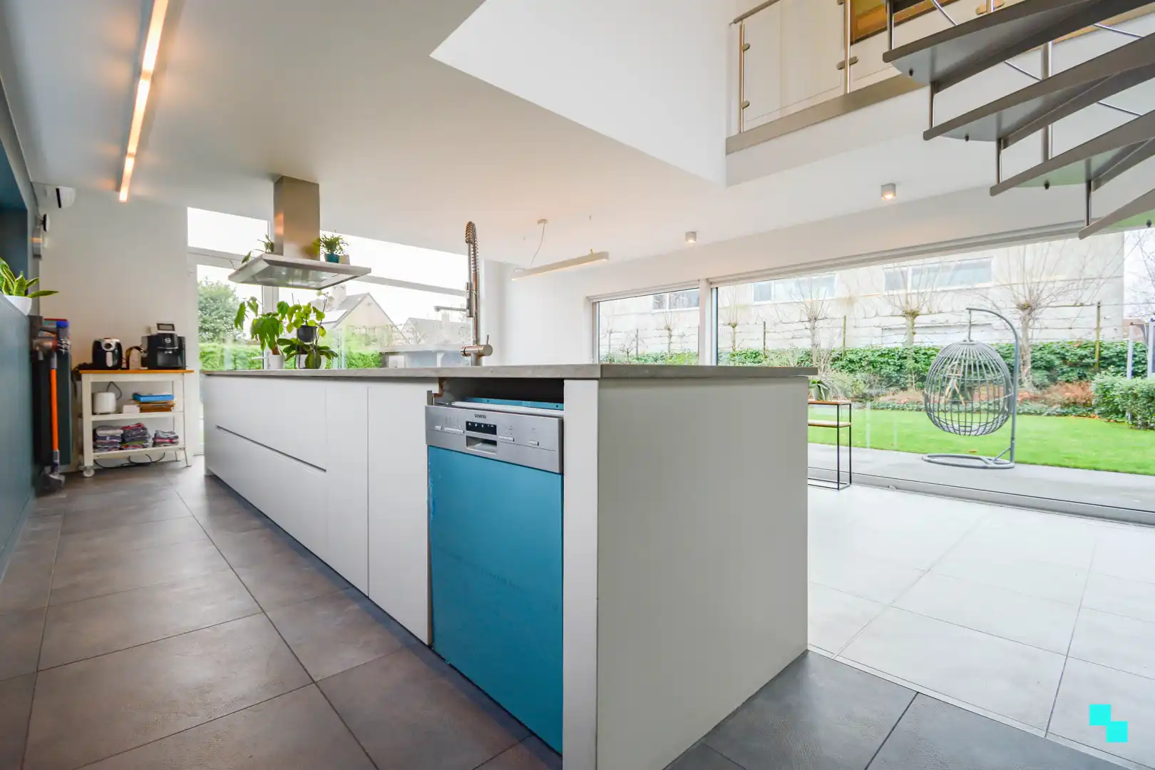 Bijzonder lichtrijke, moderne woning met zwembad te Izegem foto 6