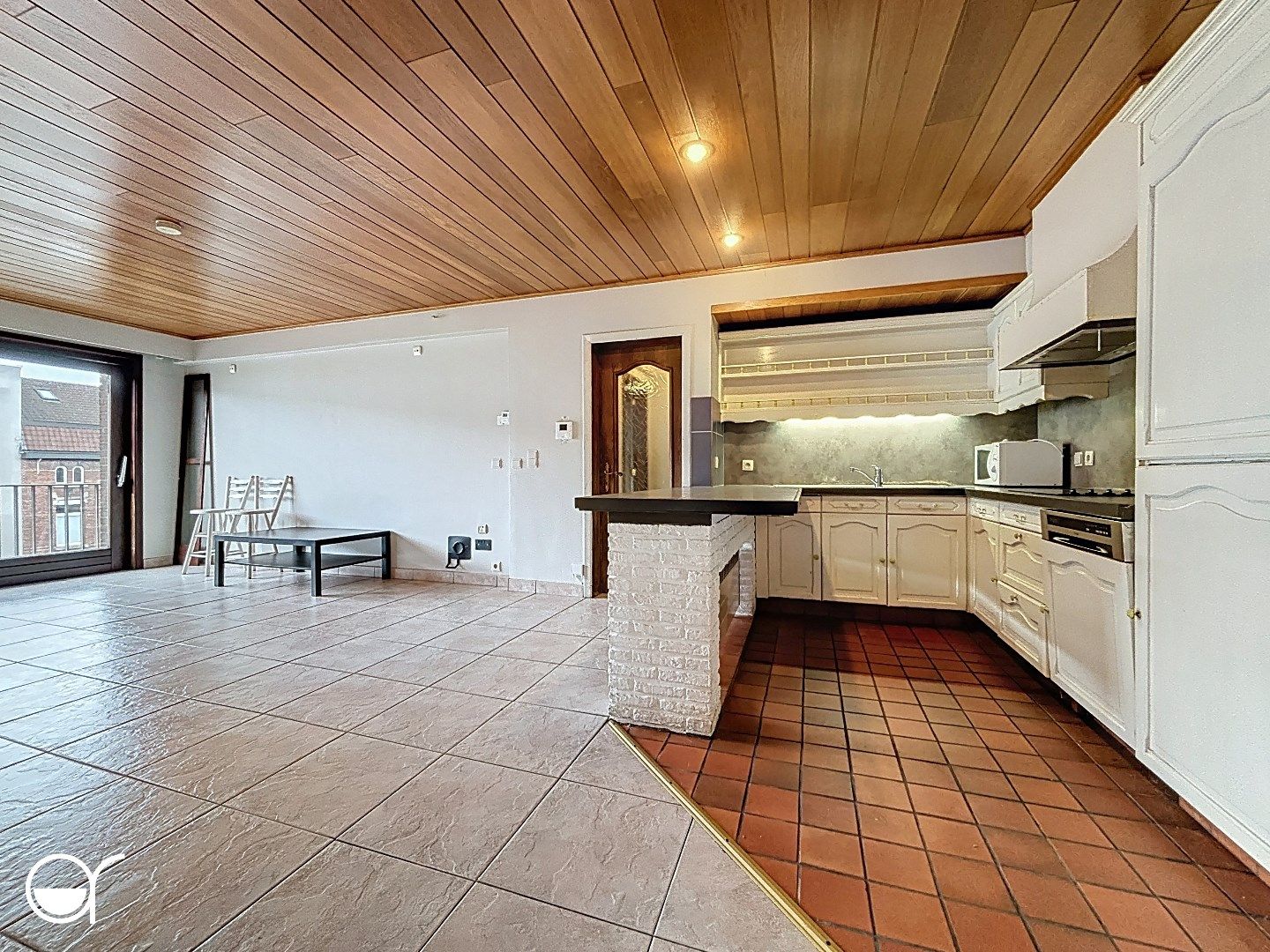 2-slaapkamerappartement met autostaanplaats foto {{pictureIndex}}