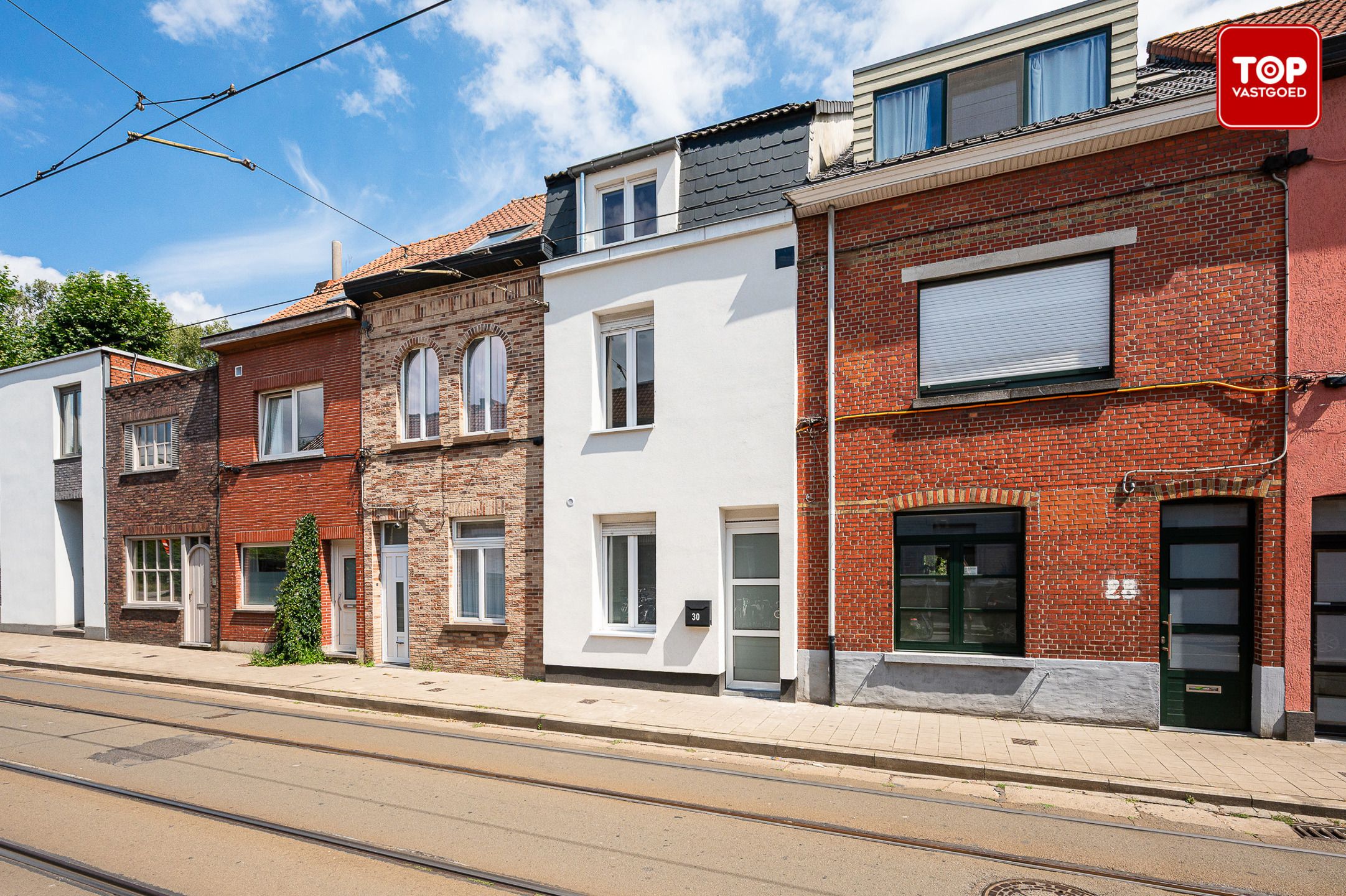 Stijlvol gerenoveerde gezinswoning met 4 slaapkamers en gezellige tuin foto {{pictureIndex}}