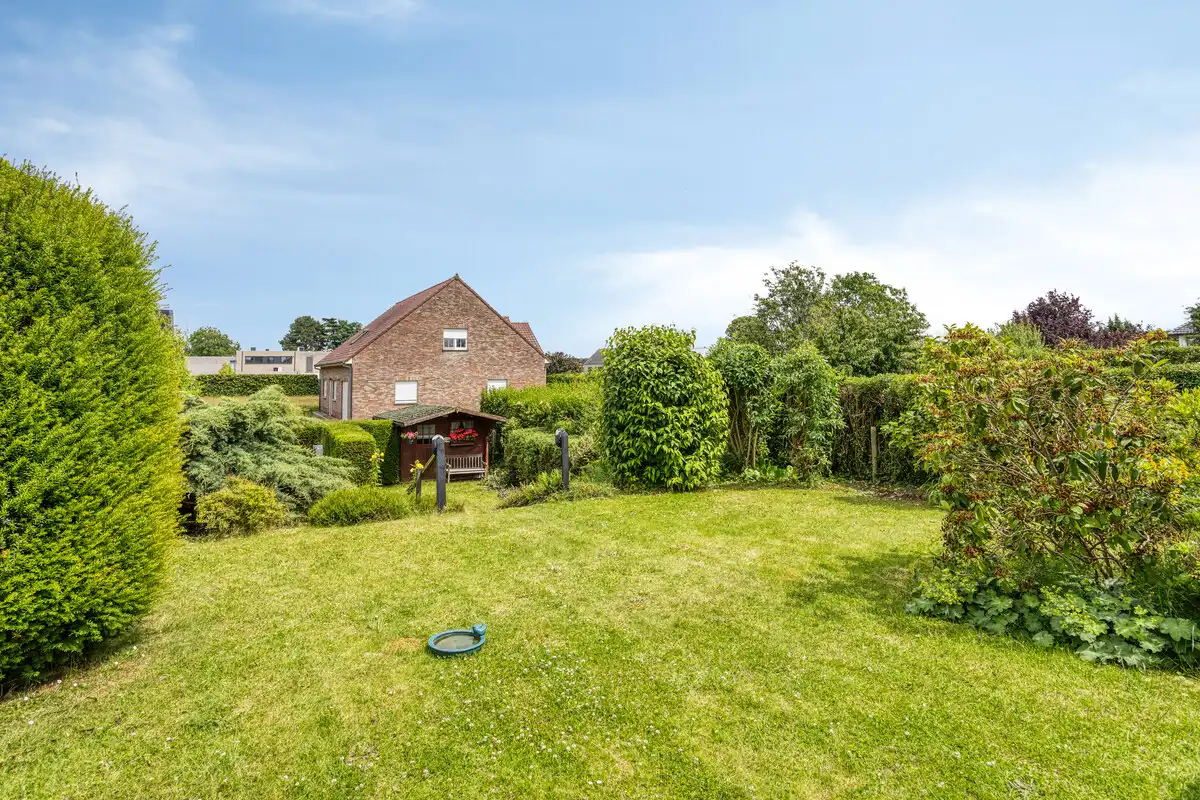 Te verfraaien woning - ruime tuin en garage foto 31