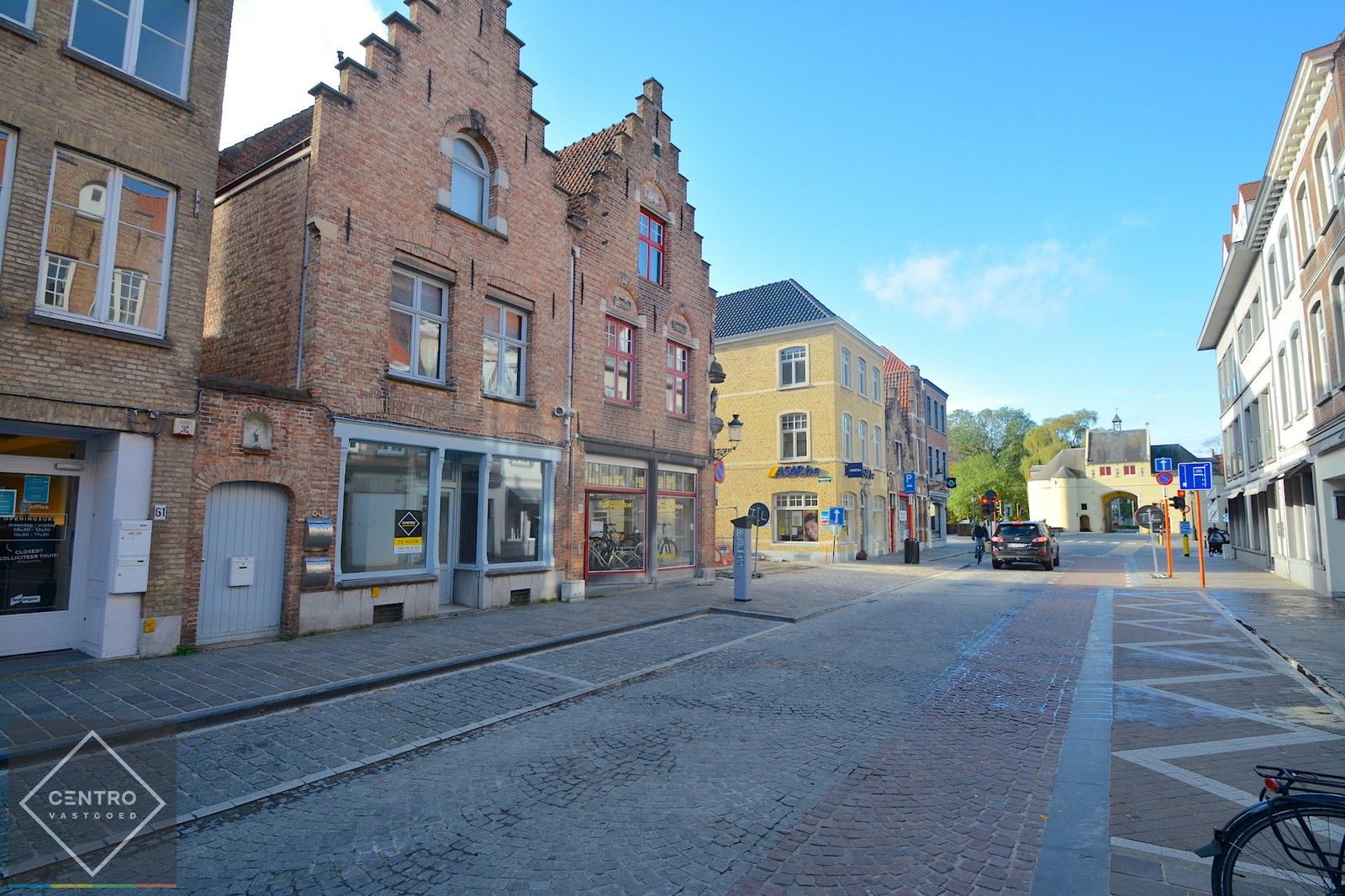 Karaktervolle KANTOOR- of PRAKTIJKRUIMTE (gelijkvloers) te huur nabij de Smedenpoort in het historisch centrum van Brugge. foto 7