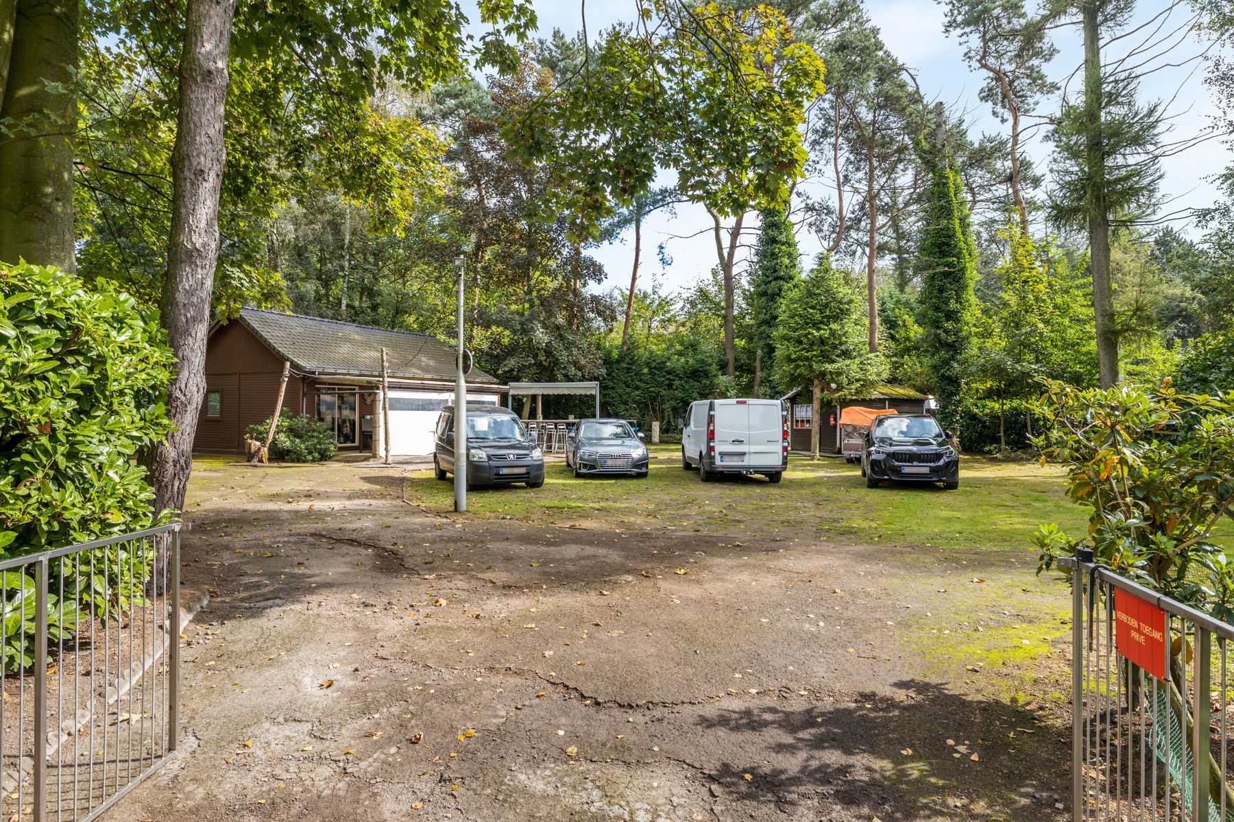 Charmante chalet in rustig recreatiegebied in natuuromgeving foto 1