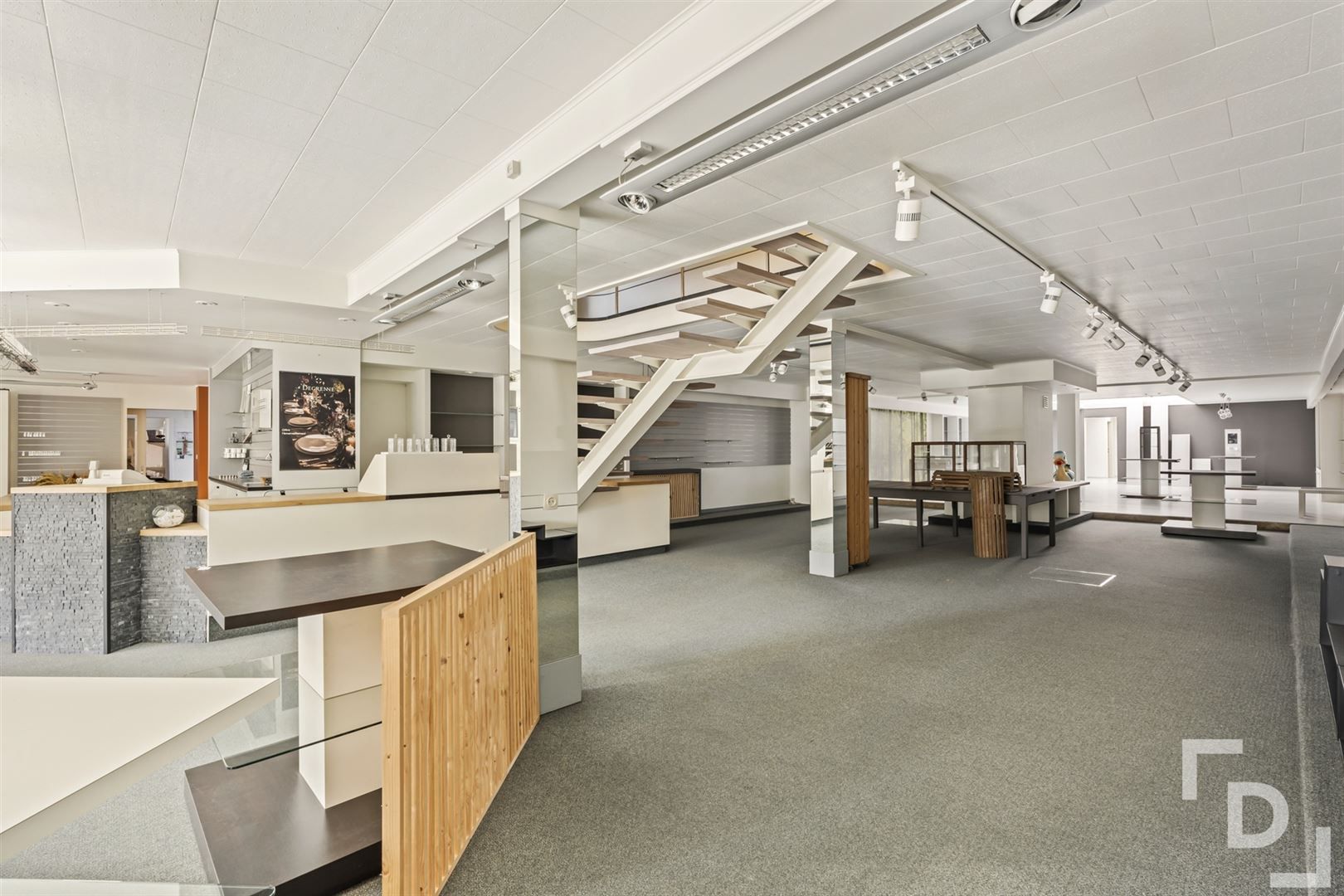 Ruime handelszaak met woonst & verhuurd appartement te koop in Poelkapelle. foto 11