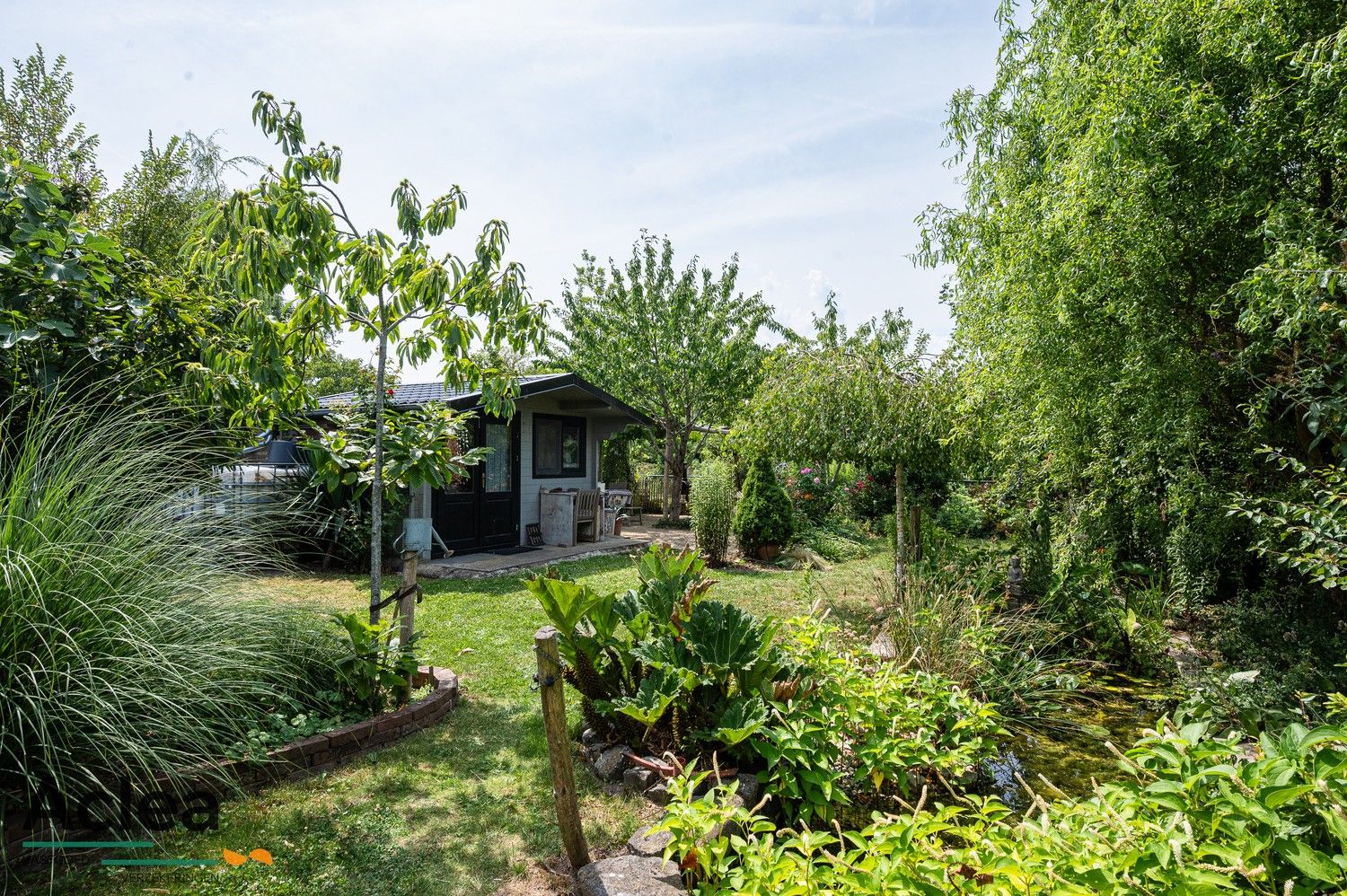 Halfopen bebouwing met weelderige tuin foto 4