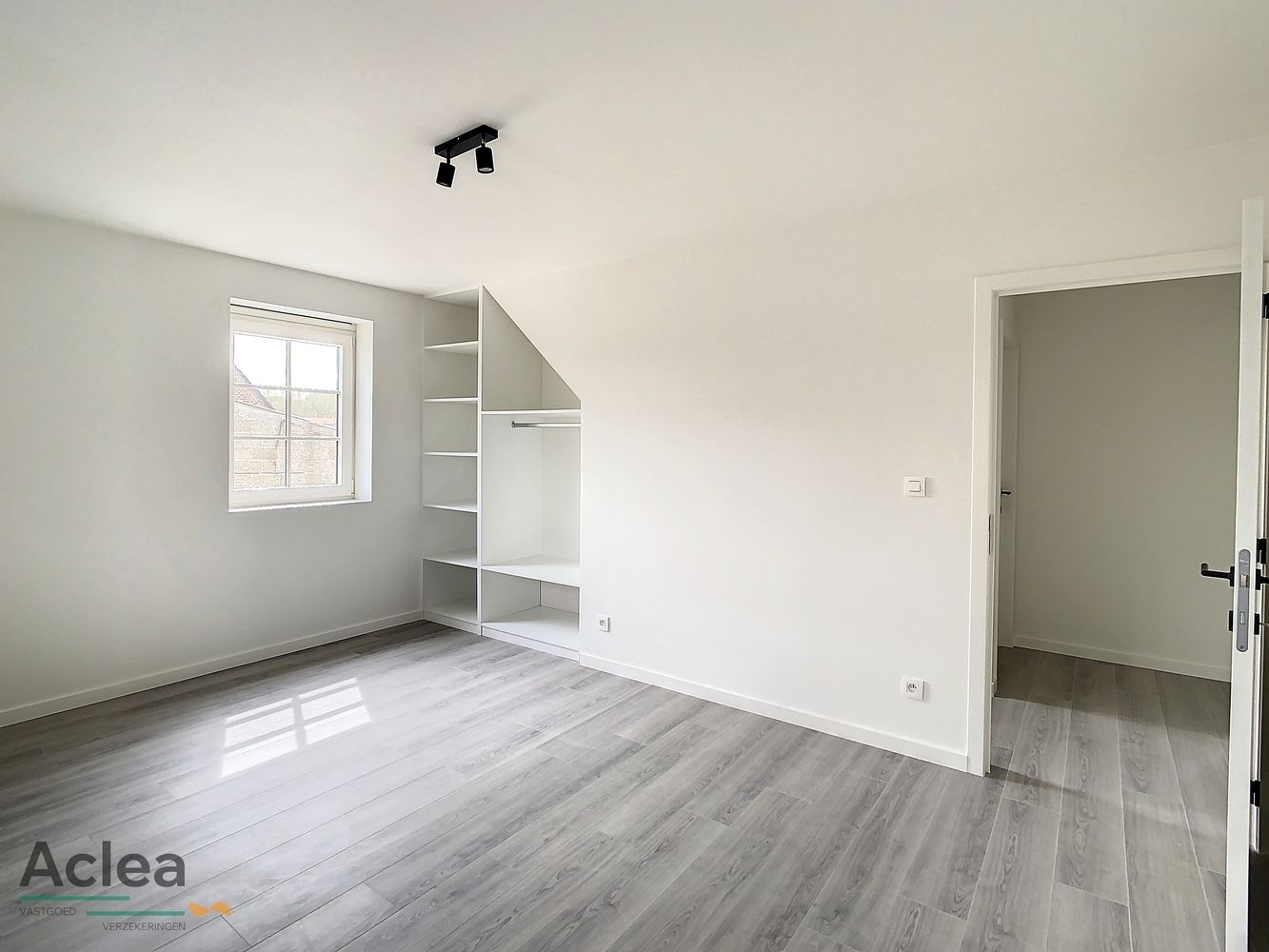 Prachtige nieuwbouw koppelwoning met 4 slpks foto 9