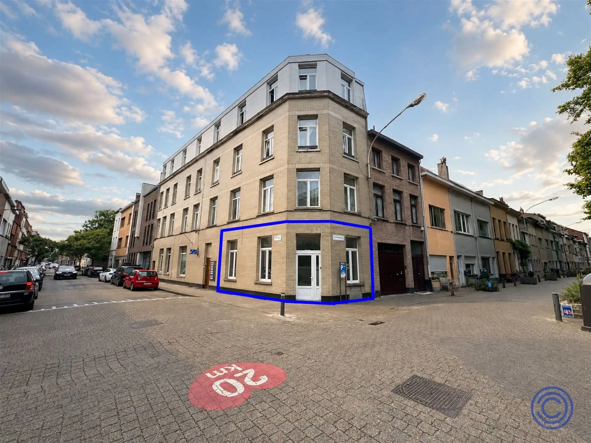 Vernieuwde handelsruimte met veel lichtinval en zichtbare hoekligging in Antwerpen! foto 3