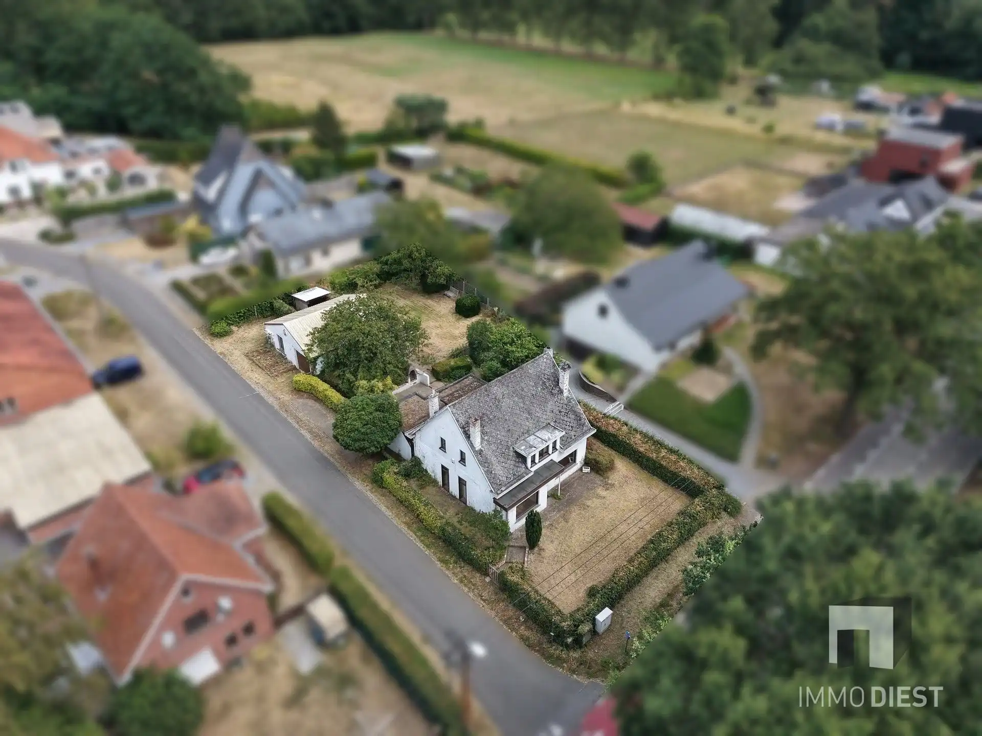 Hoofdfoto van de publicatie: Te koop: Te renoveren vrijstaande woning met 3 slaapkamers en ruime garage 