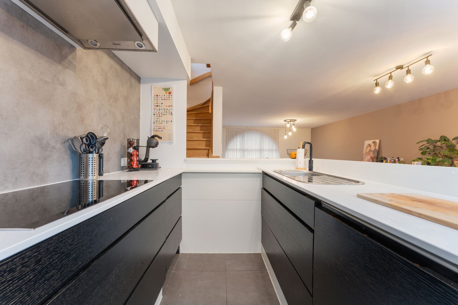 Instapklare woning  met 4 slpk, garage en stadstuin foto 5