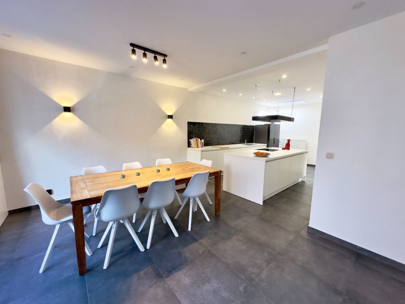 Recent gerenoveerde woning met ruime garage foto 4