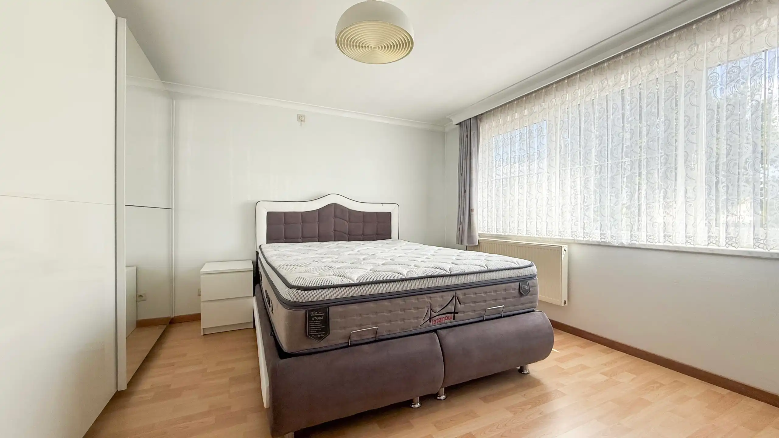 Ruime woning met 4 SLPK op een toplocatie! foto 27