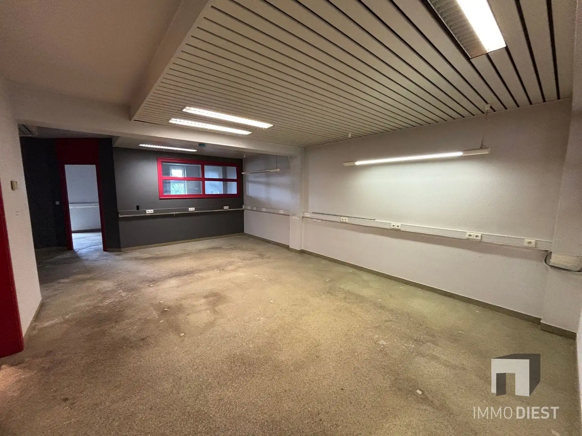 Kantoor met aparte studio, parking en 2 kelders foto 8