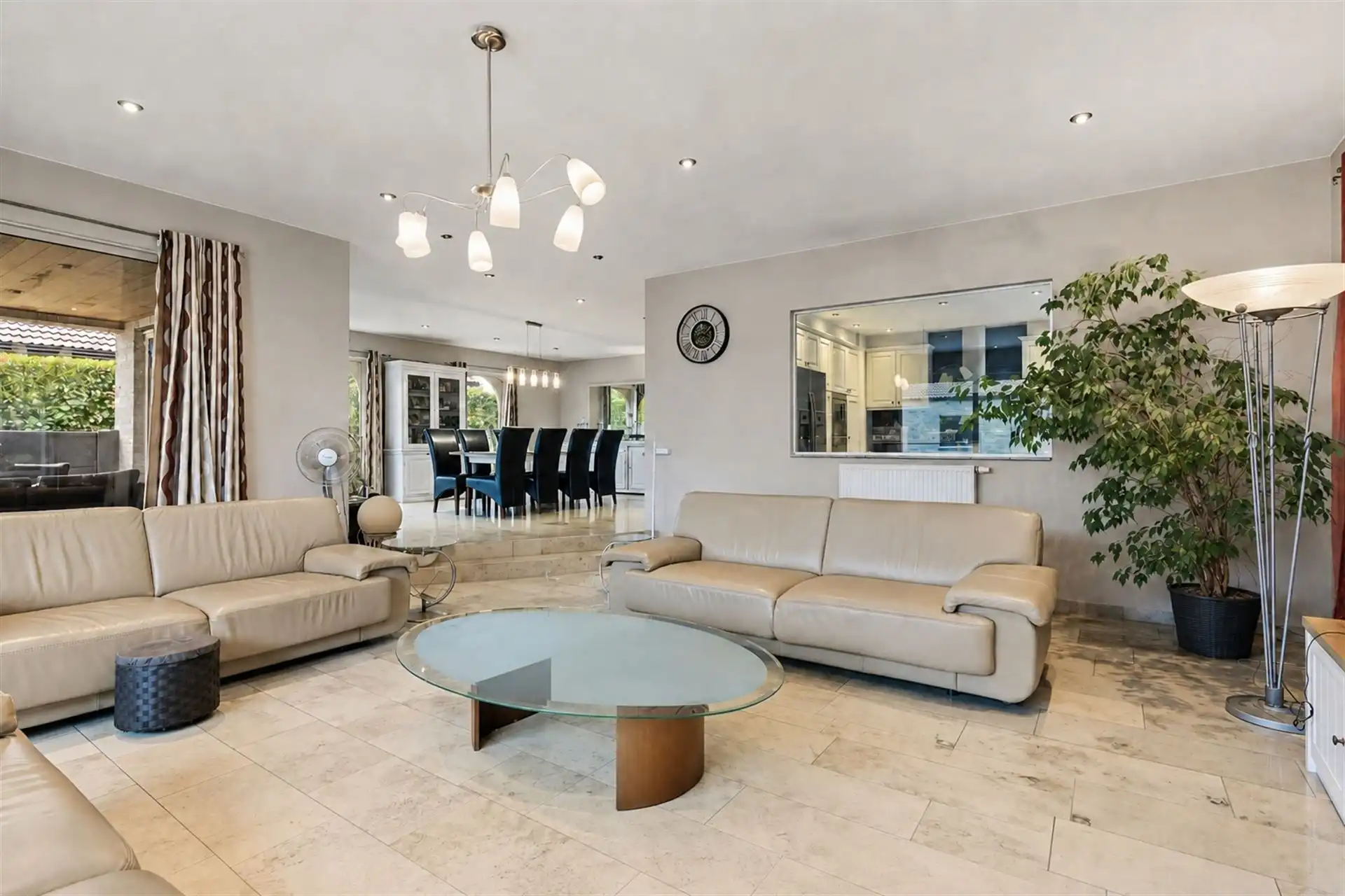 Exclusieve villa met panoramisch uitzicht en magazijn.  foto 5