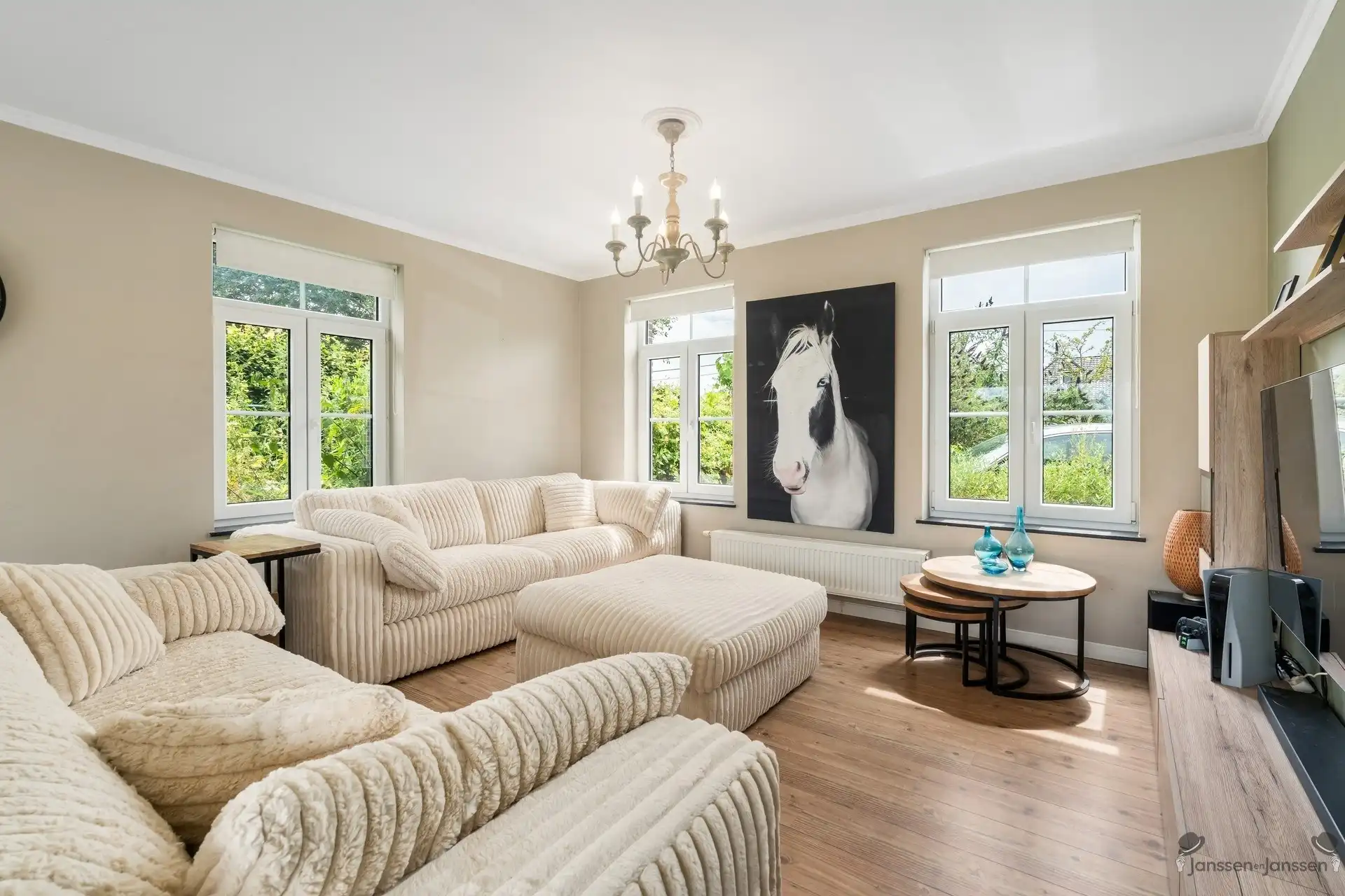 Moderne gezinswoning op een perceel van 6.940 m² met paardenaccommodatie foto 3