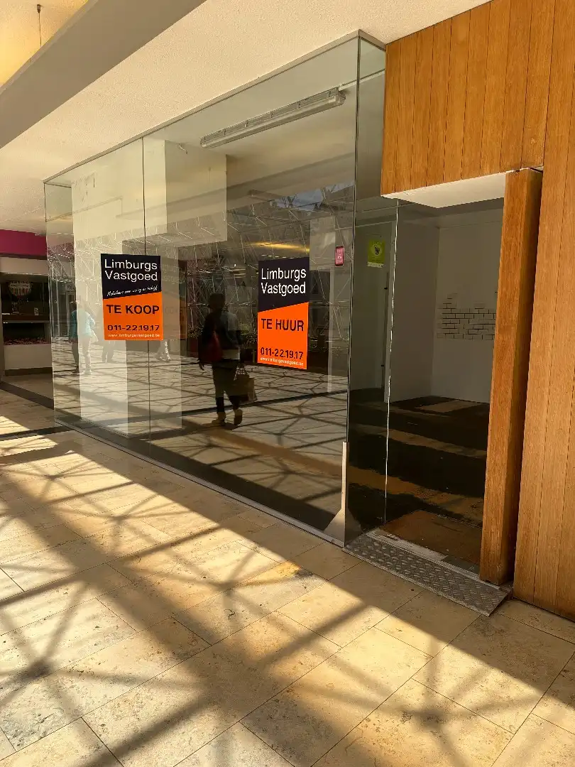 Commercieel uitstekend gelegen handelspand, 39m² foto {{pictureIndex}}