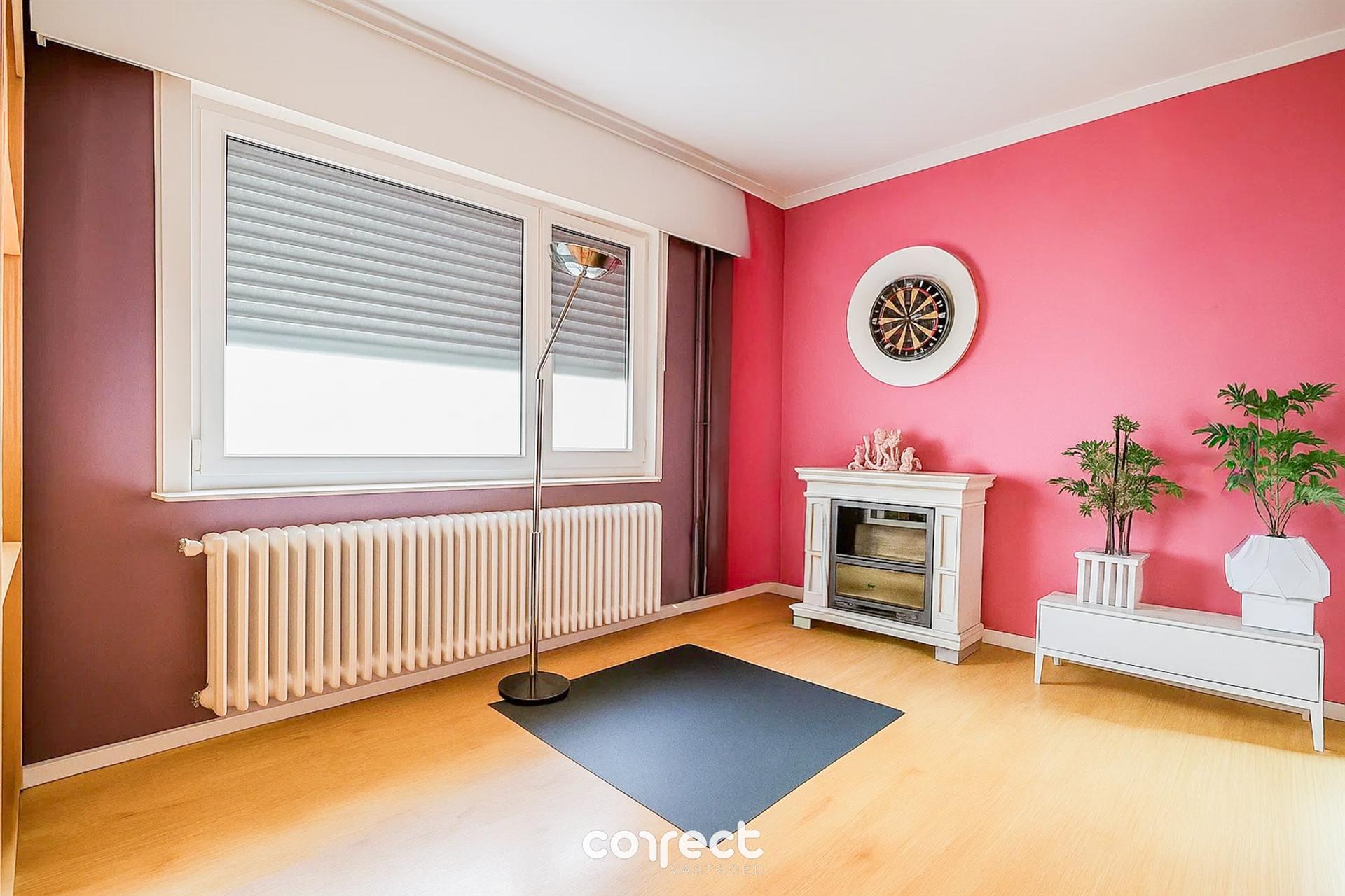Instapklare laagbouwvilla met tuin, ruime oprit met garage.  foto 14