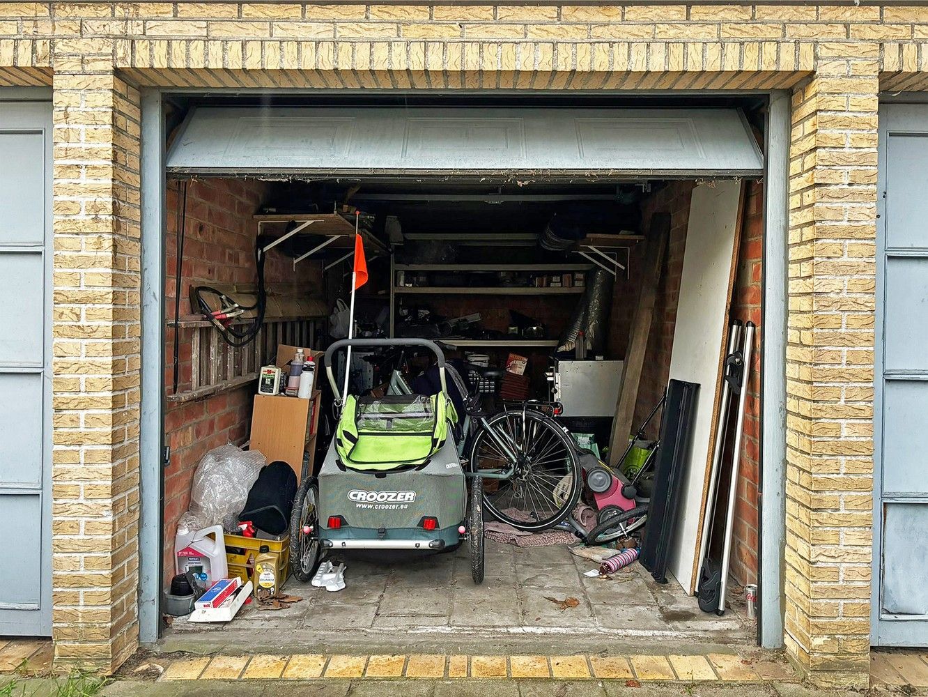 Gesloten garagebox met staanplaats op centrale locatie te Deurne! foto 2