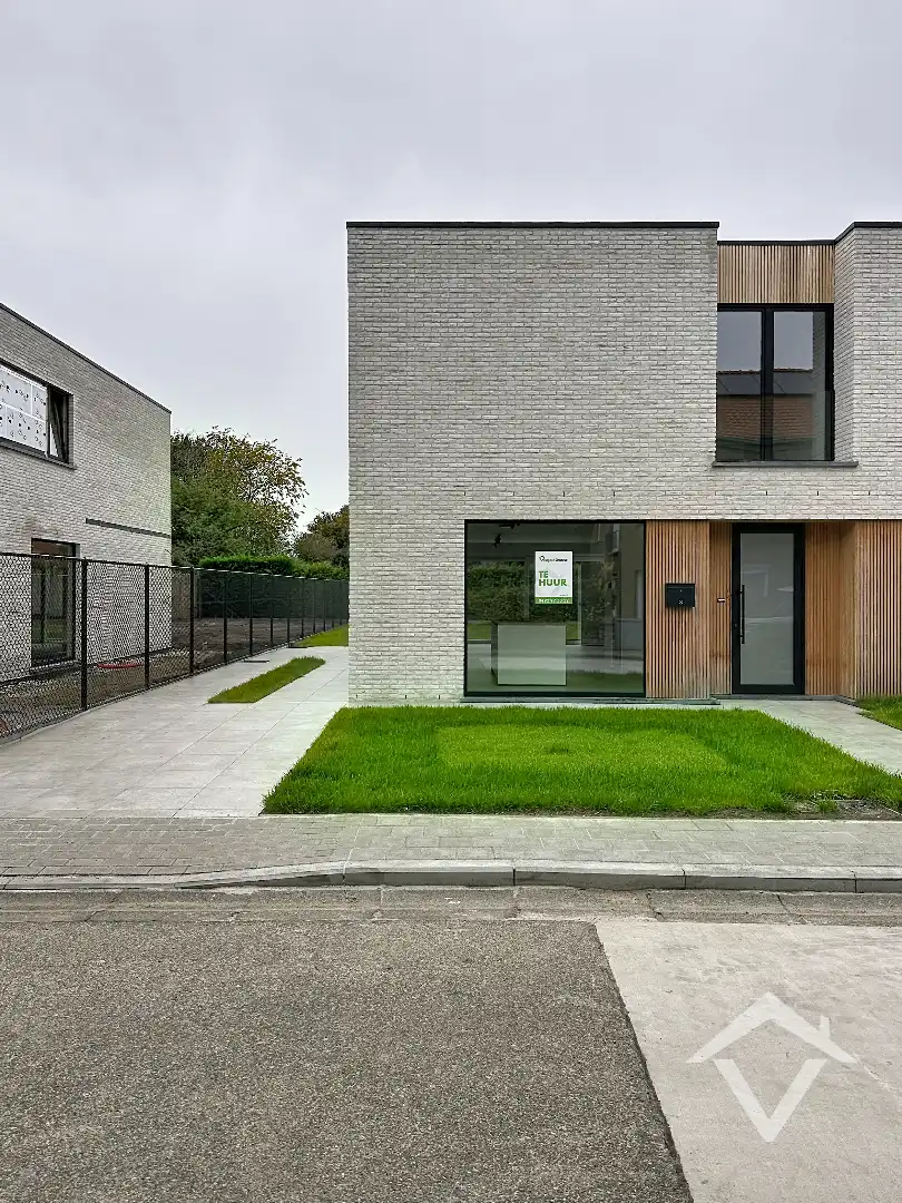 Nieuwbouwwoning met 3 slaapkamers in centrum Koekelare  foto {{pictureIndex}}