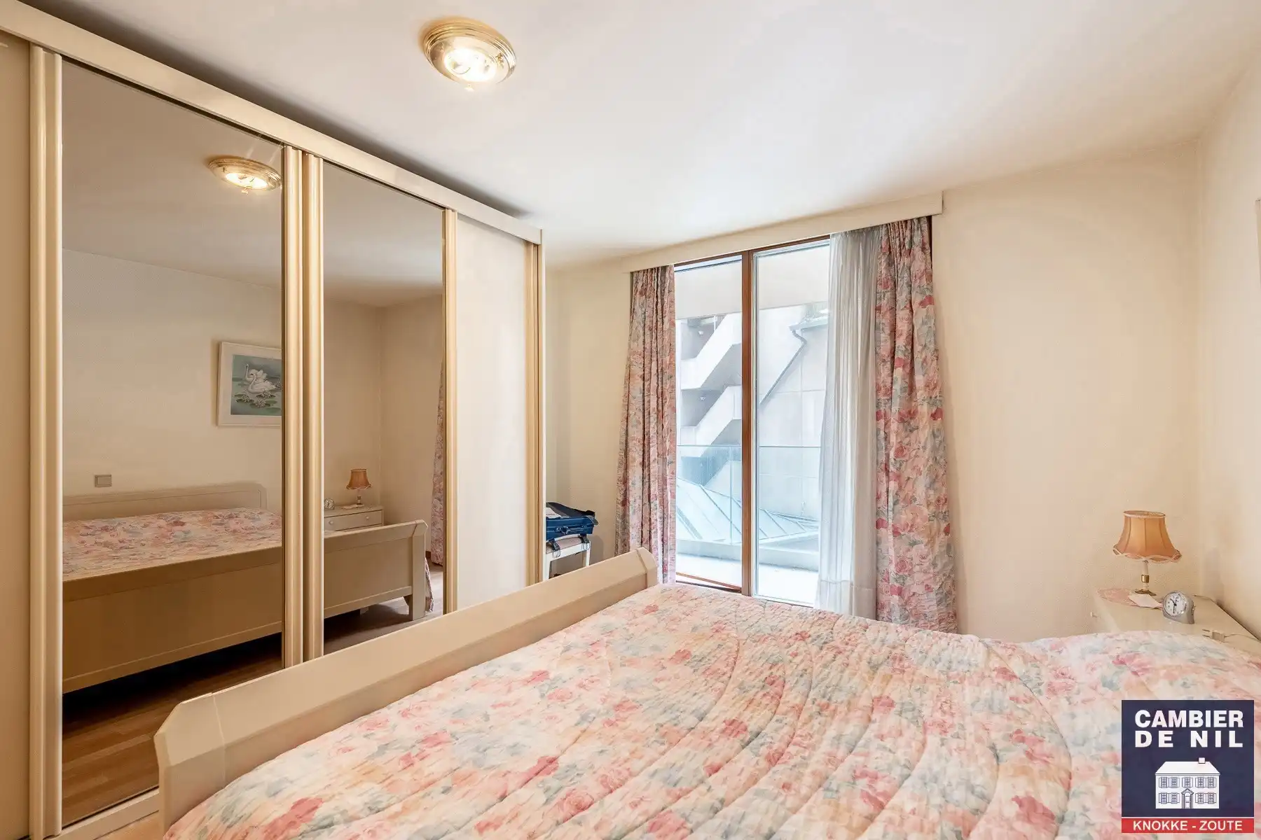 Gemeubeld appartement met frontaal zeezicht aan het Vanbunnenplein foto 22