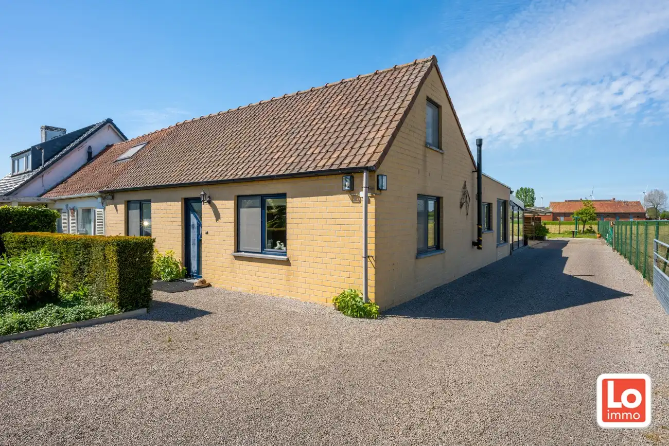 Landelijk gelegen half open woning met ruim bijgebouw (ca. 65m) en grote tuin met open zicht tussen Hijfte en Lochristi. foto 2